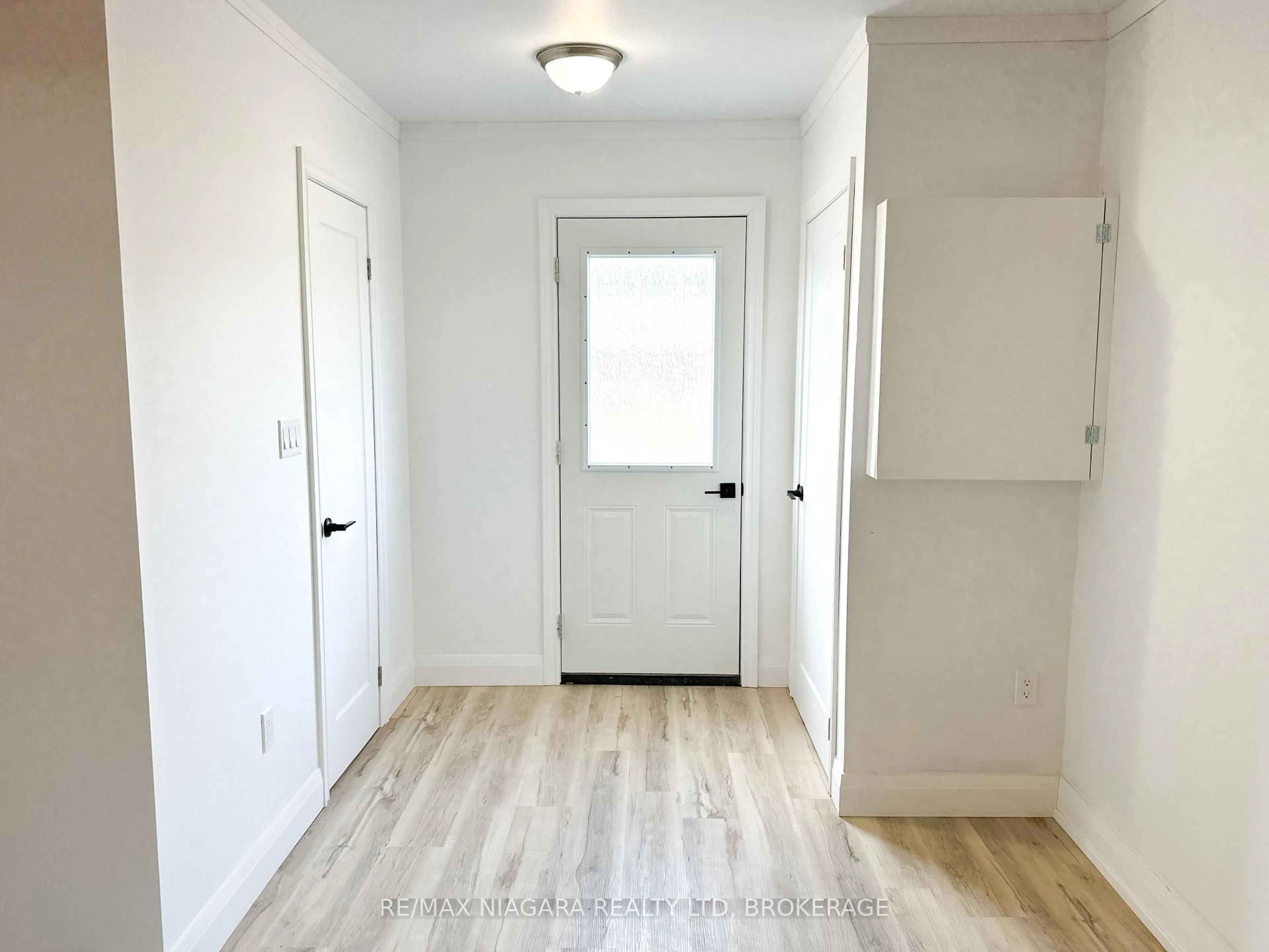 Indoor entryway for 233 PELHAM Rd, St. Catharines Ontario L2S 1W8