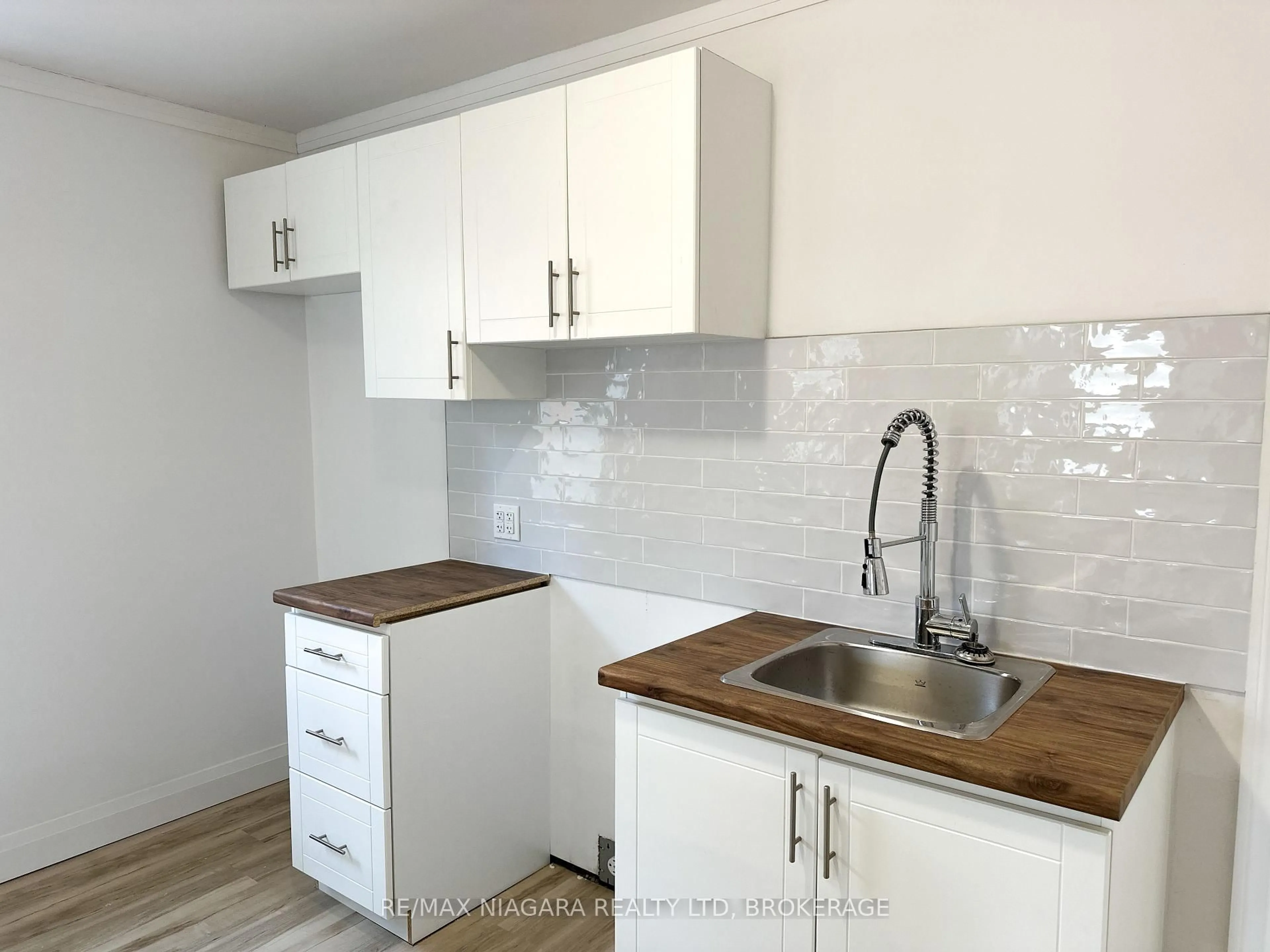 Standard kitchen, wood/laminate floor for 233 PELHAM Rd, St. Catharines Ontario L2S 1W8