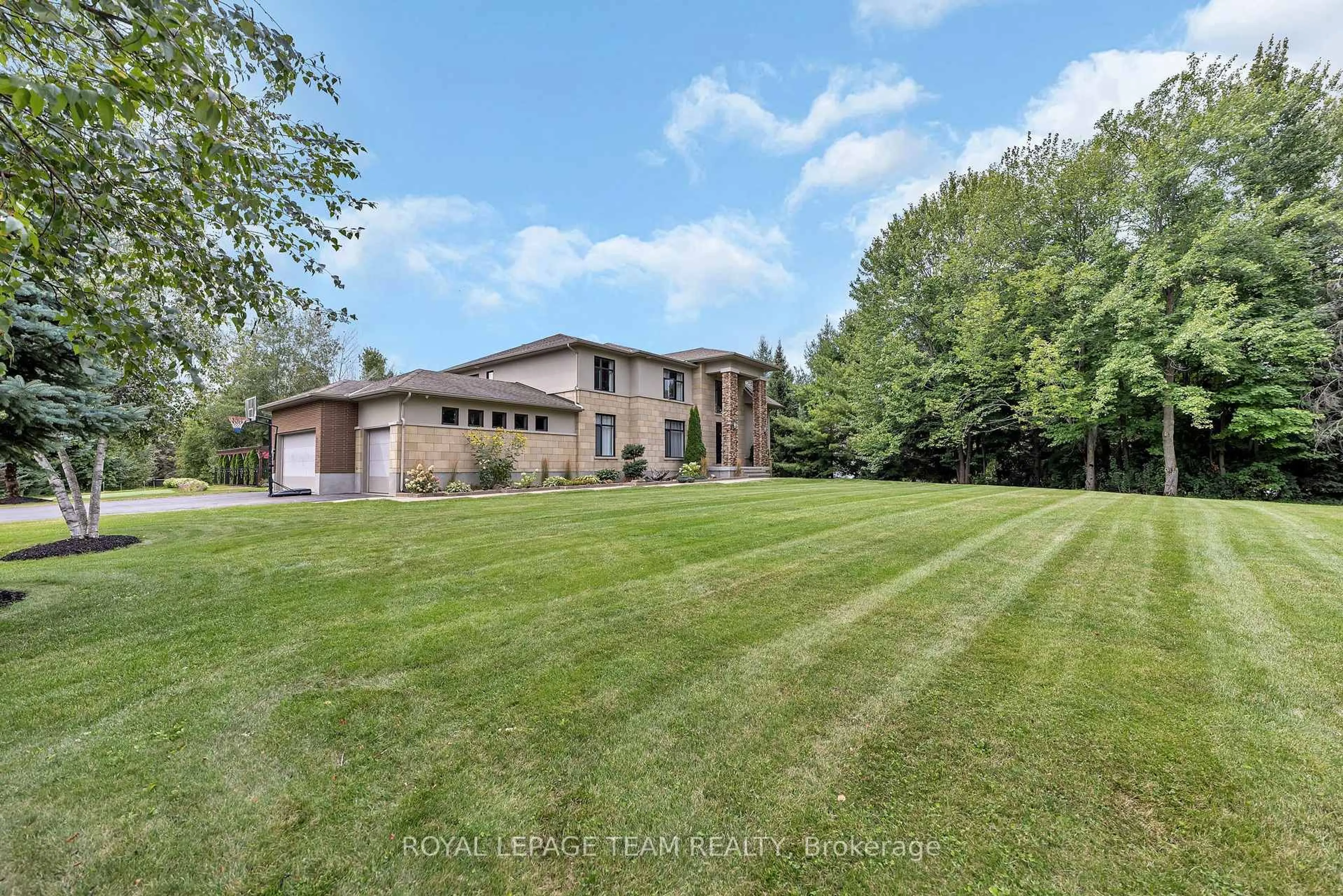 A pic from outside/outdoor area/front of a property/back of a property/a pic from drone, water/lake/river/ocean view for 6290 Emerald Links Dr, Ottawa Ontario K4P 1M4