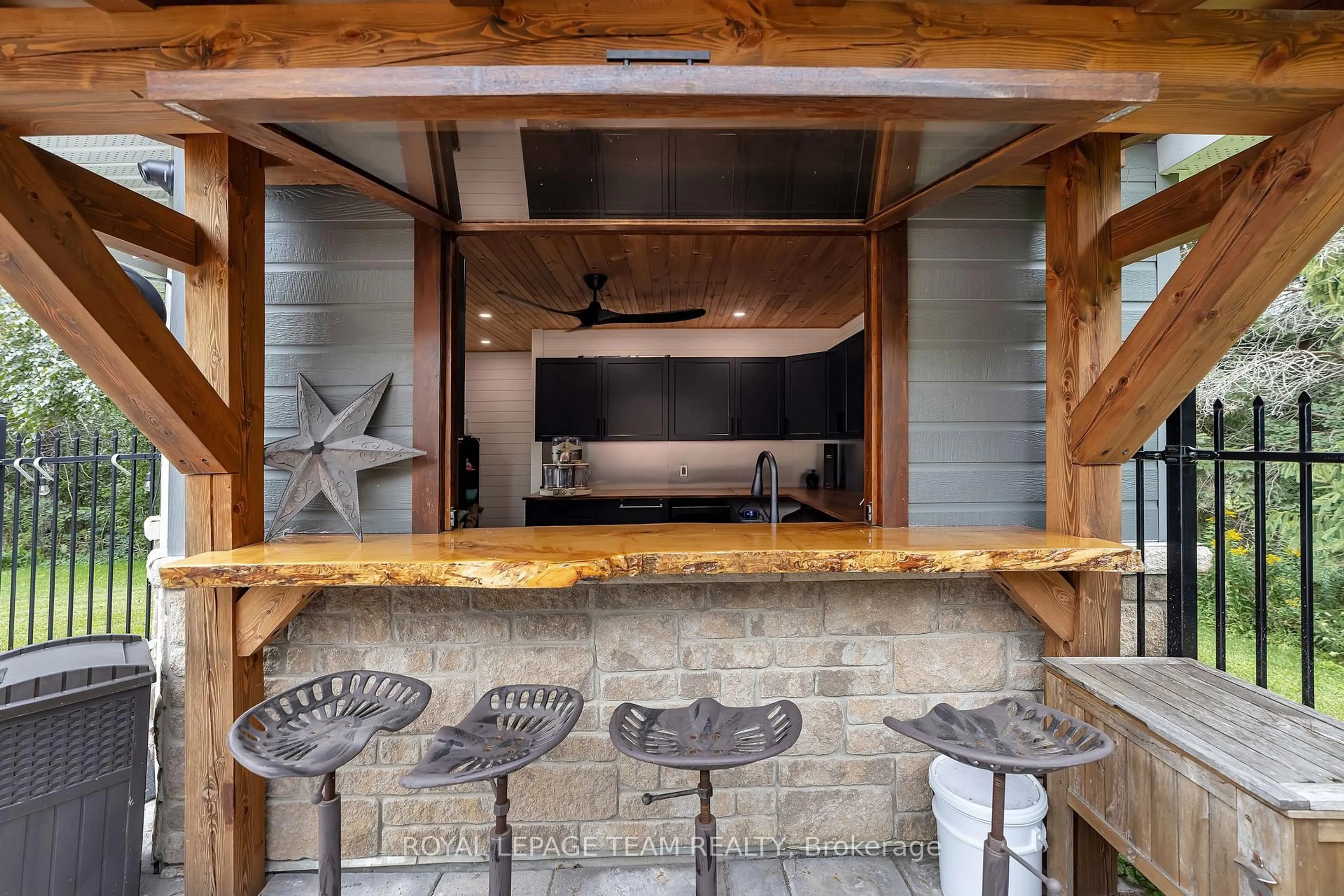 Rustic kitchen, cement floor for 6290 Emerald Links Dr, Ottawa Ontario K4P 1M4
