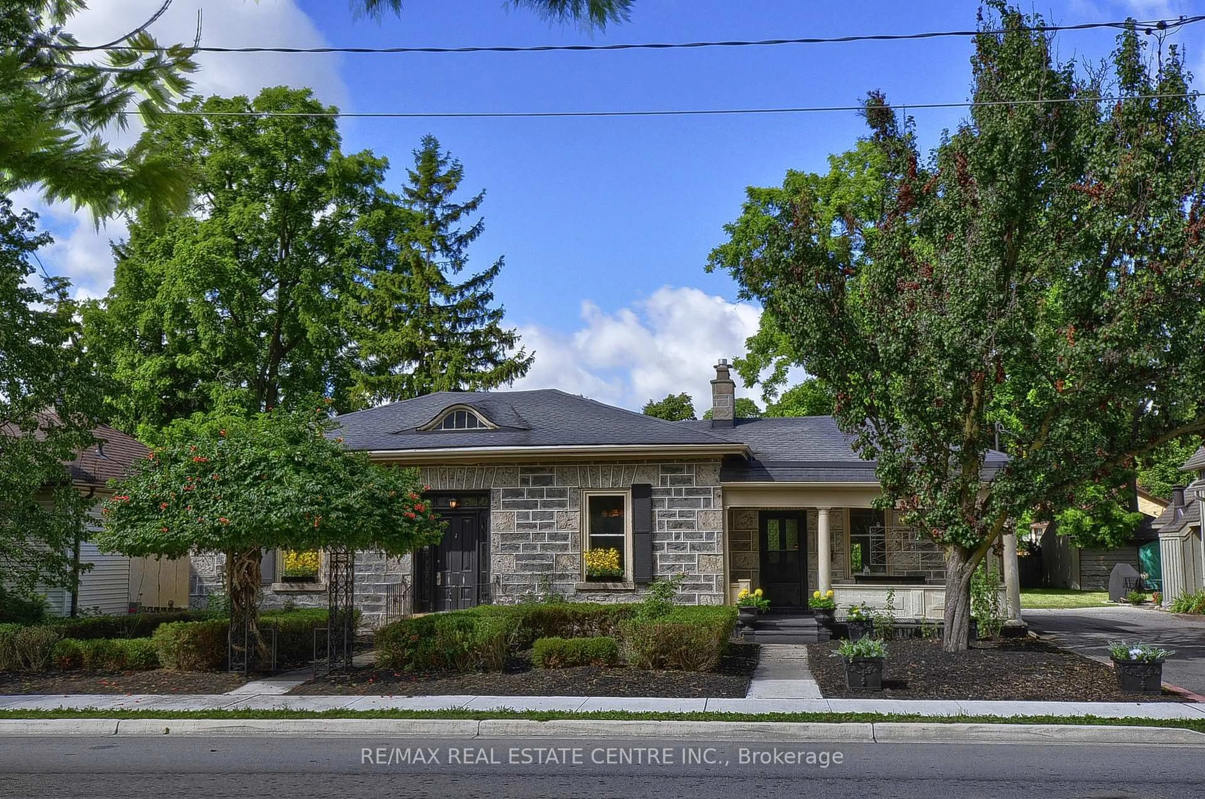 Home with brick exterior material, street for 110 Grand Ave, Cambridge Ontario N1S 2M2