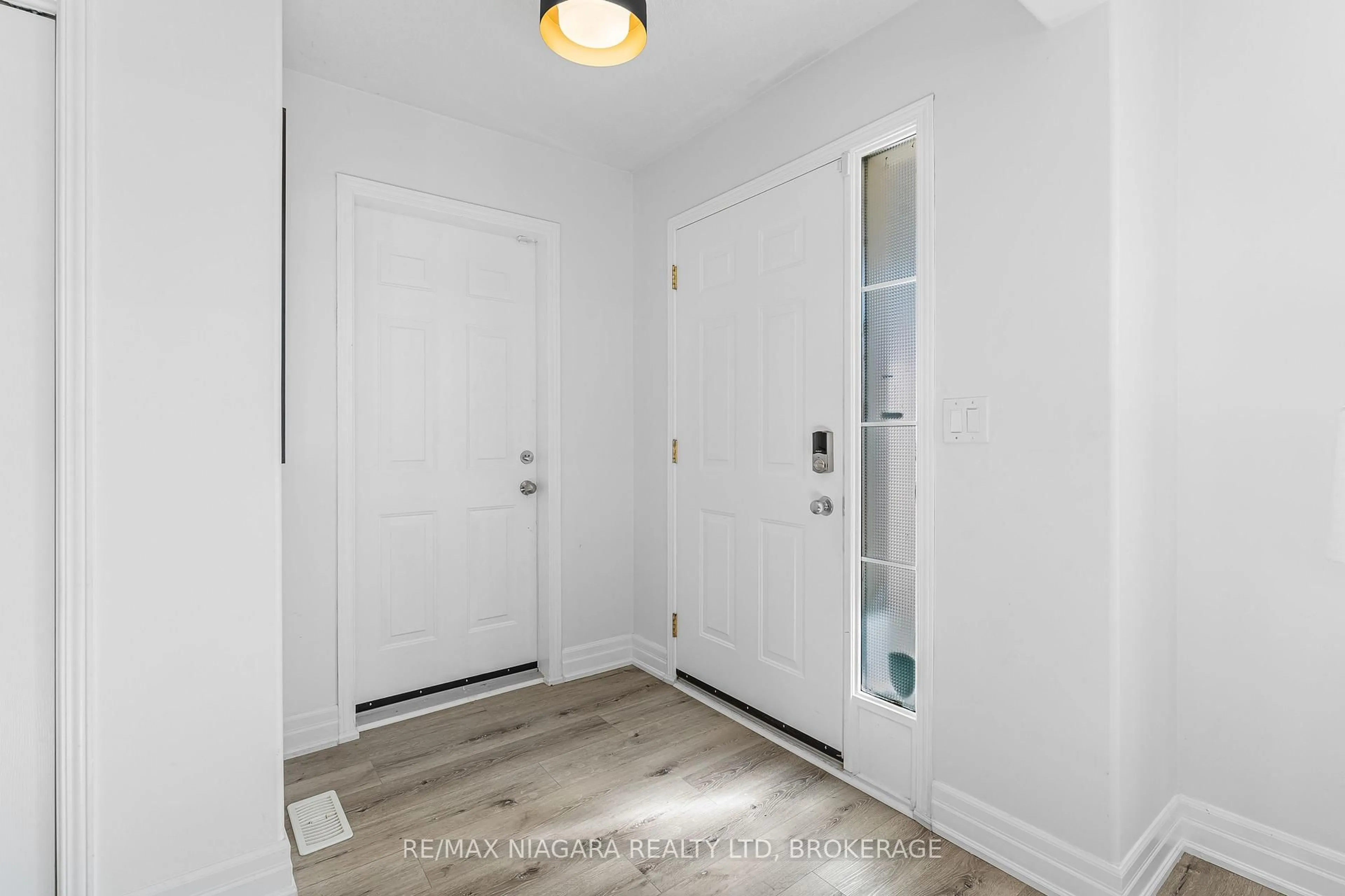 Indoor entryway for 113 Foxtail Ave, Welland Ontario L3C 7J6