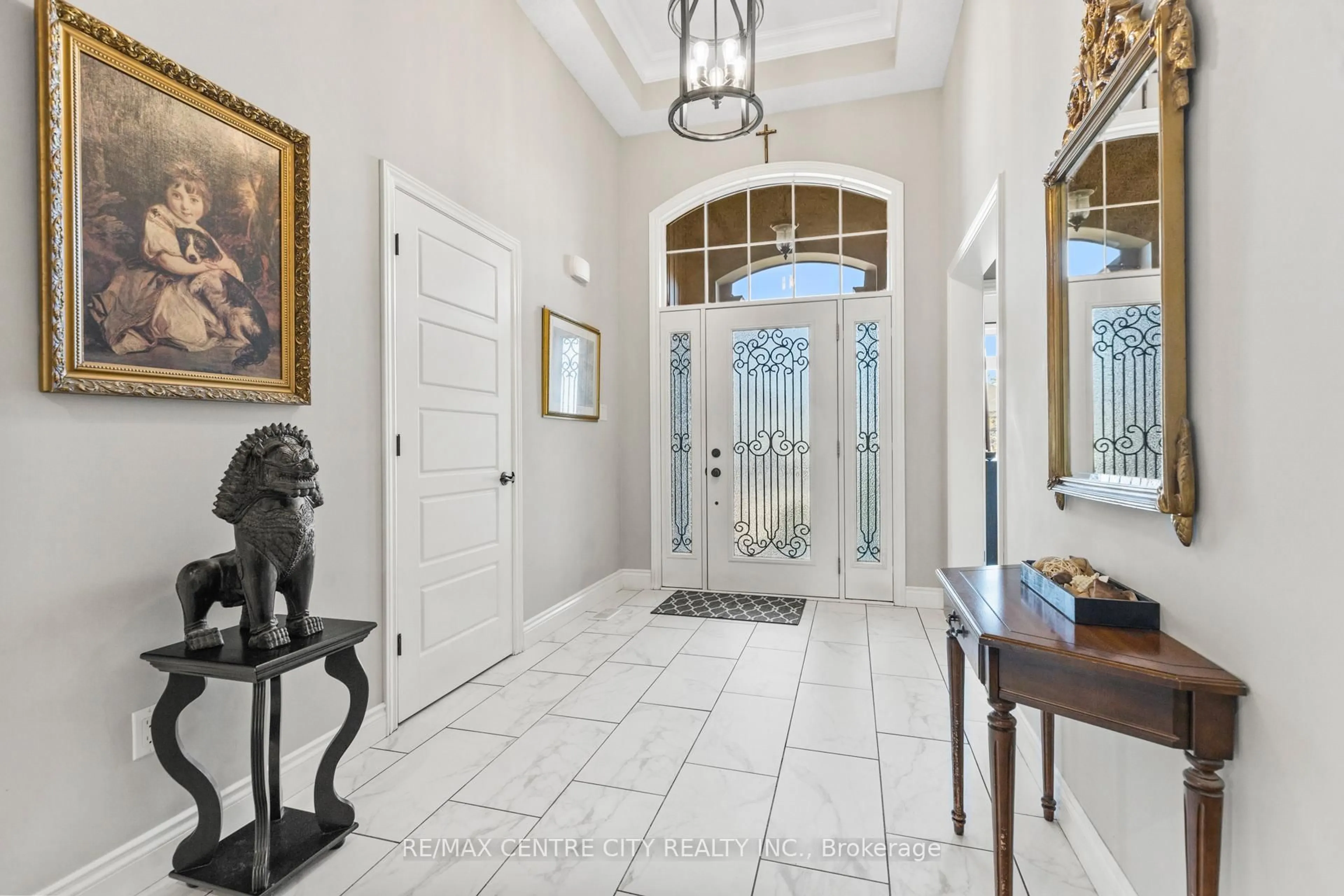 Indoor foyer for 18 Murifield Dr, St. Thomas Ontario N5R 0K3