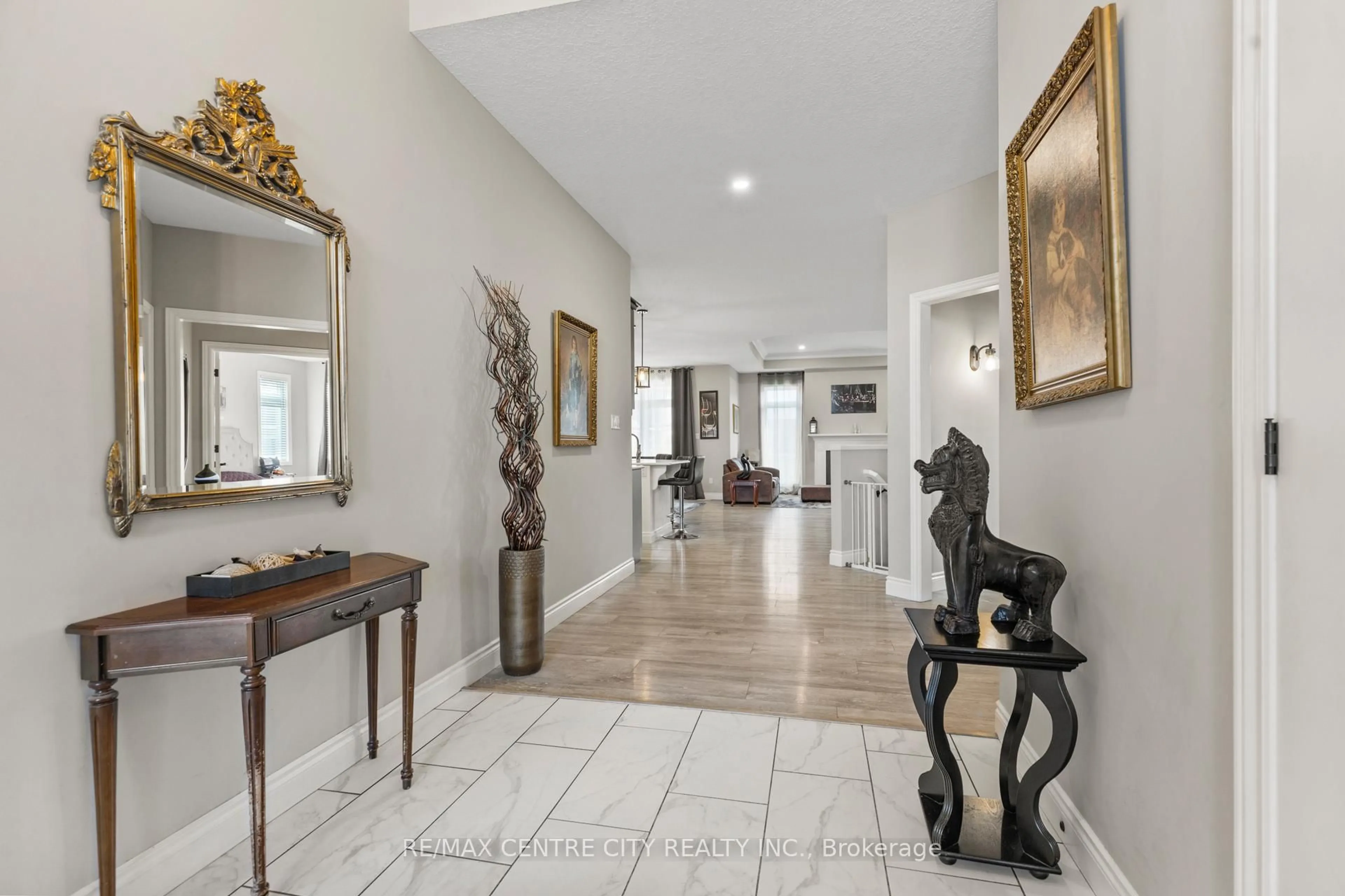 Indoor foyer for 18 Murifield Dr, St. Thomas Ontario N5R 0K3