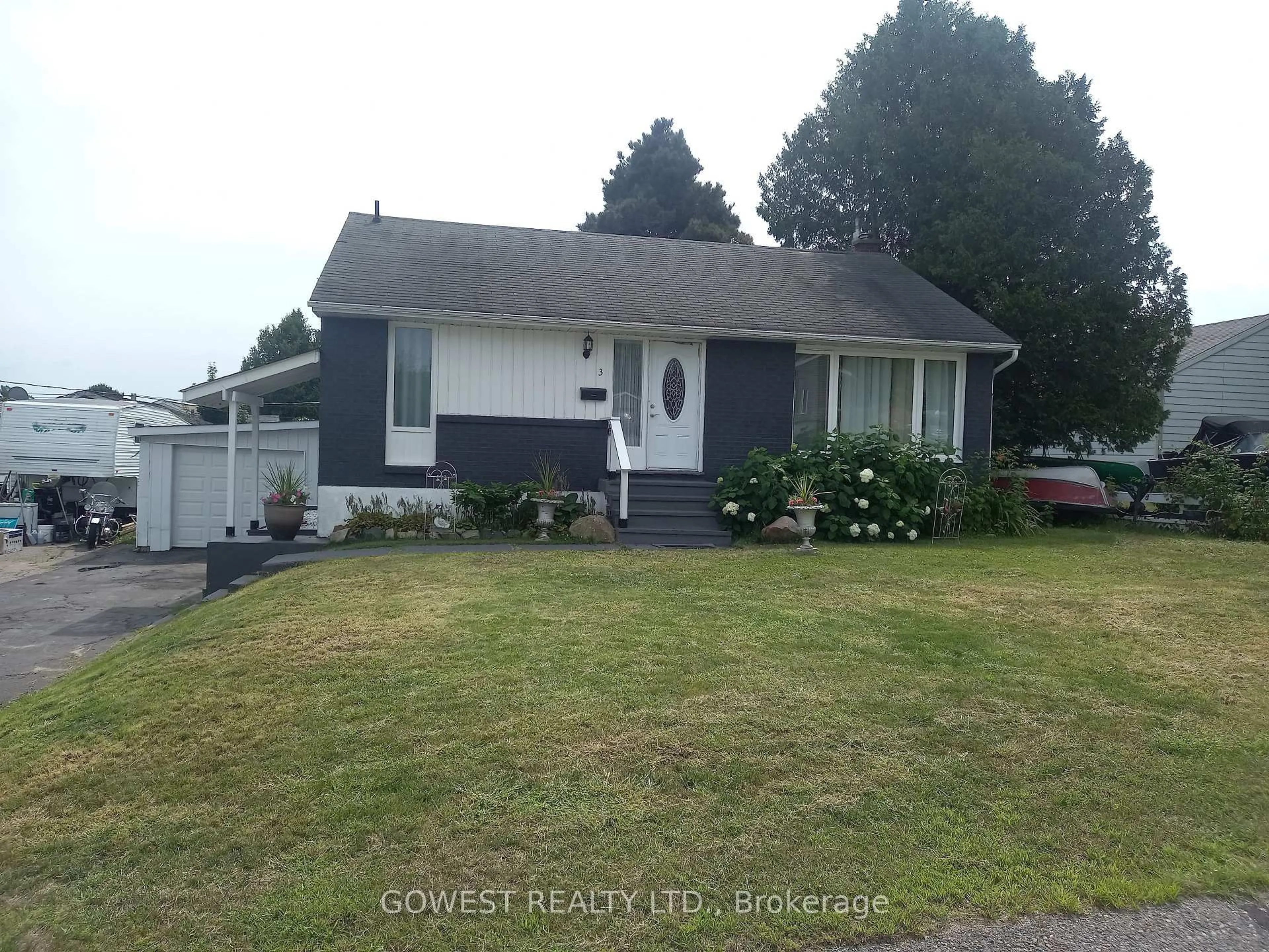 Home with vinyl exterior material, street for 3 Hart Rd, Elliot Lake Ontario P5A 1P7