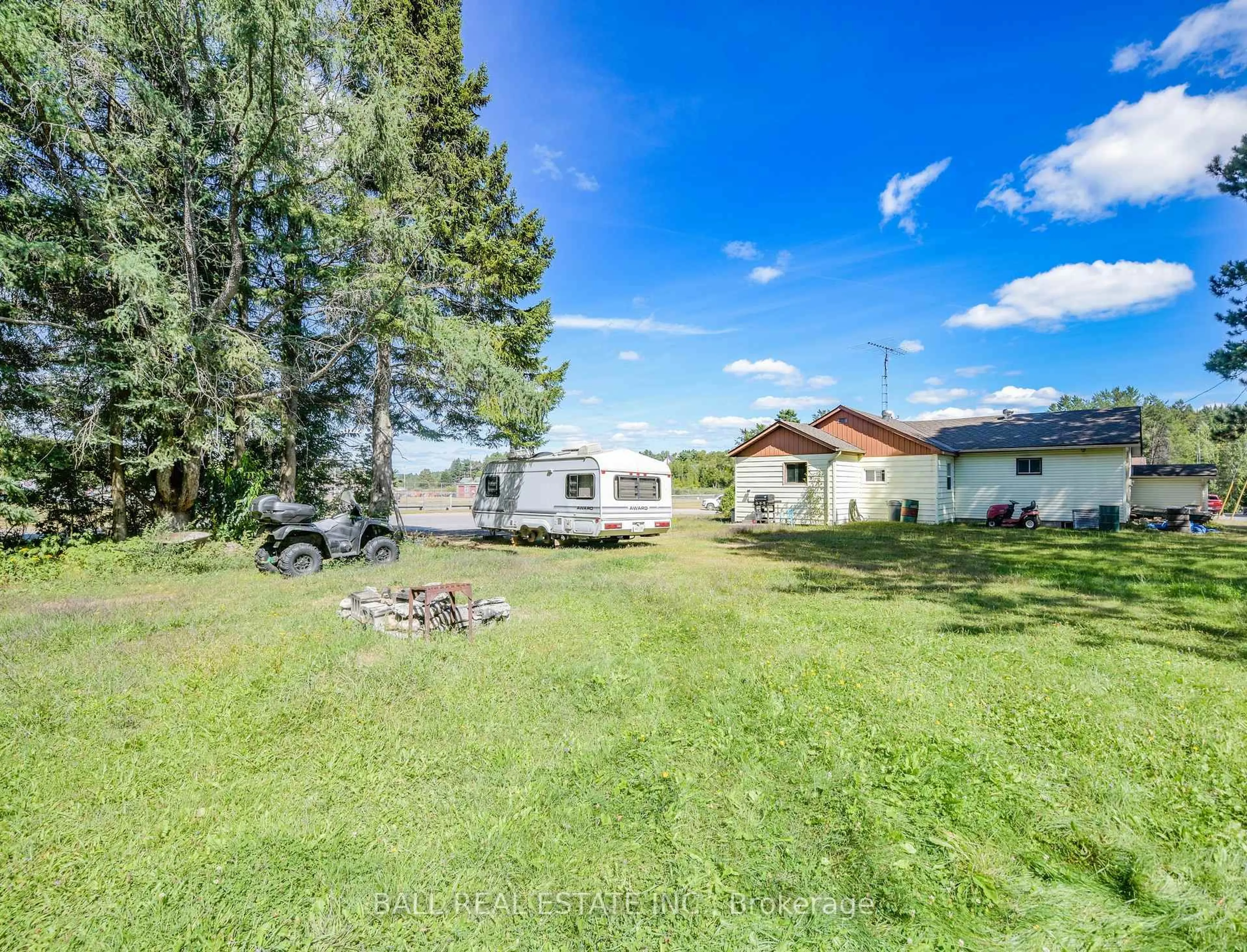 A pic from outside/outdoor area/front of a property/back of a property/a pic from drone, unknown for 25 First Ave, South Algonquin Ontario K0J 2M0