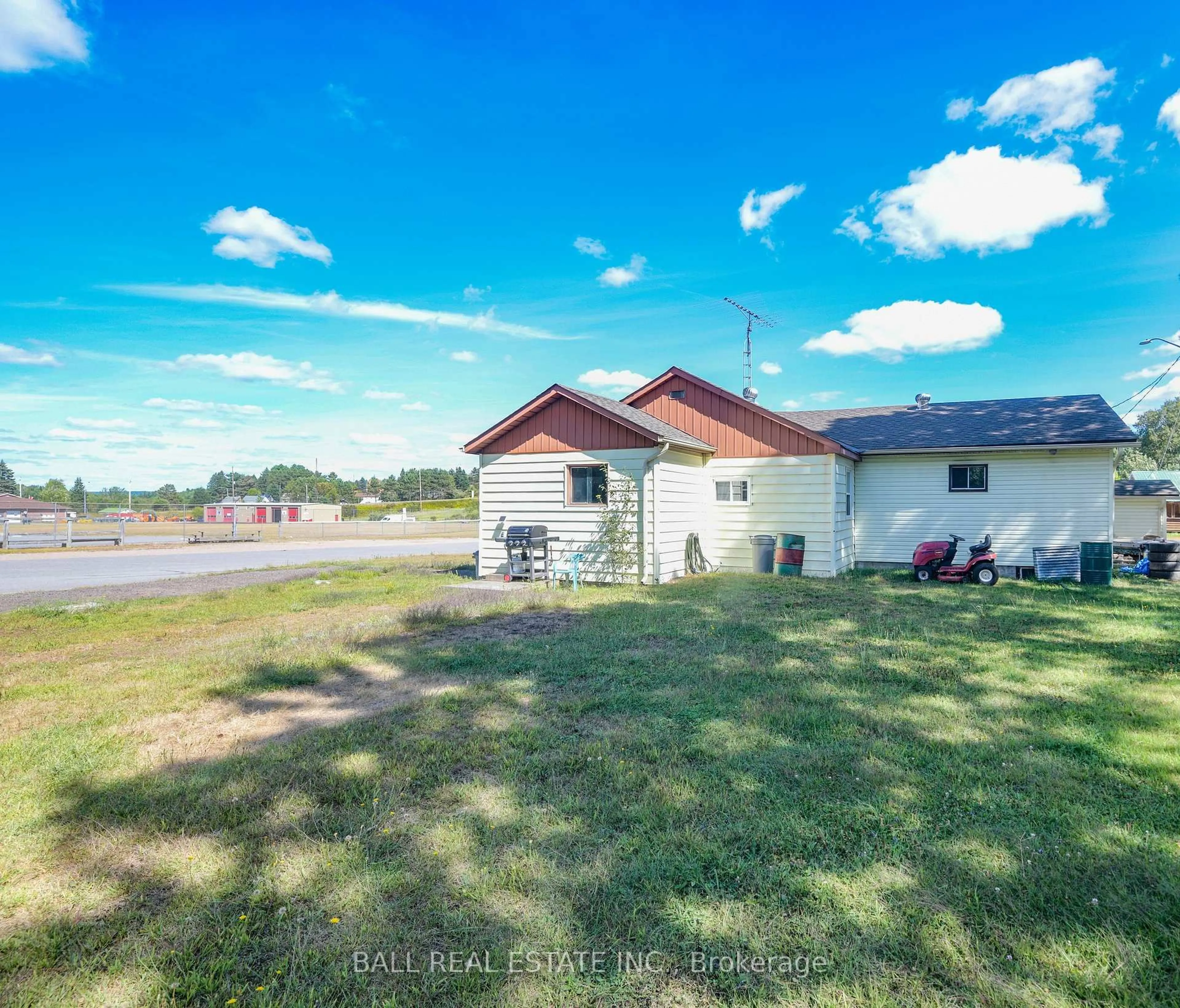A pic from outside/outdoor area/front of a property/back of a property/a pic from drone, unknown for 25 First Ave, South Algonquin Ontario K0J 2M0