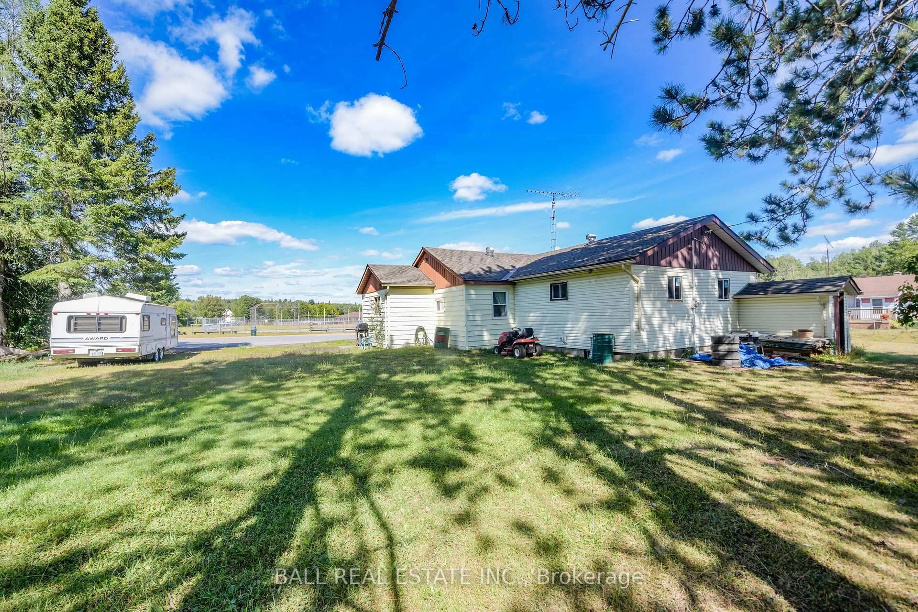 A pic from outside/outdoor area/front of a property/back of a property/a pic from drone, unknown for 25 First Ave, South Algonquin Ontario K0J 2M0