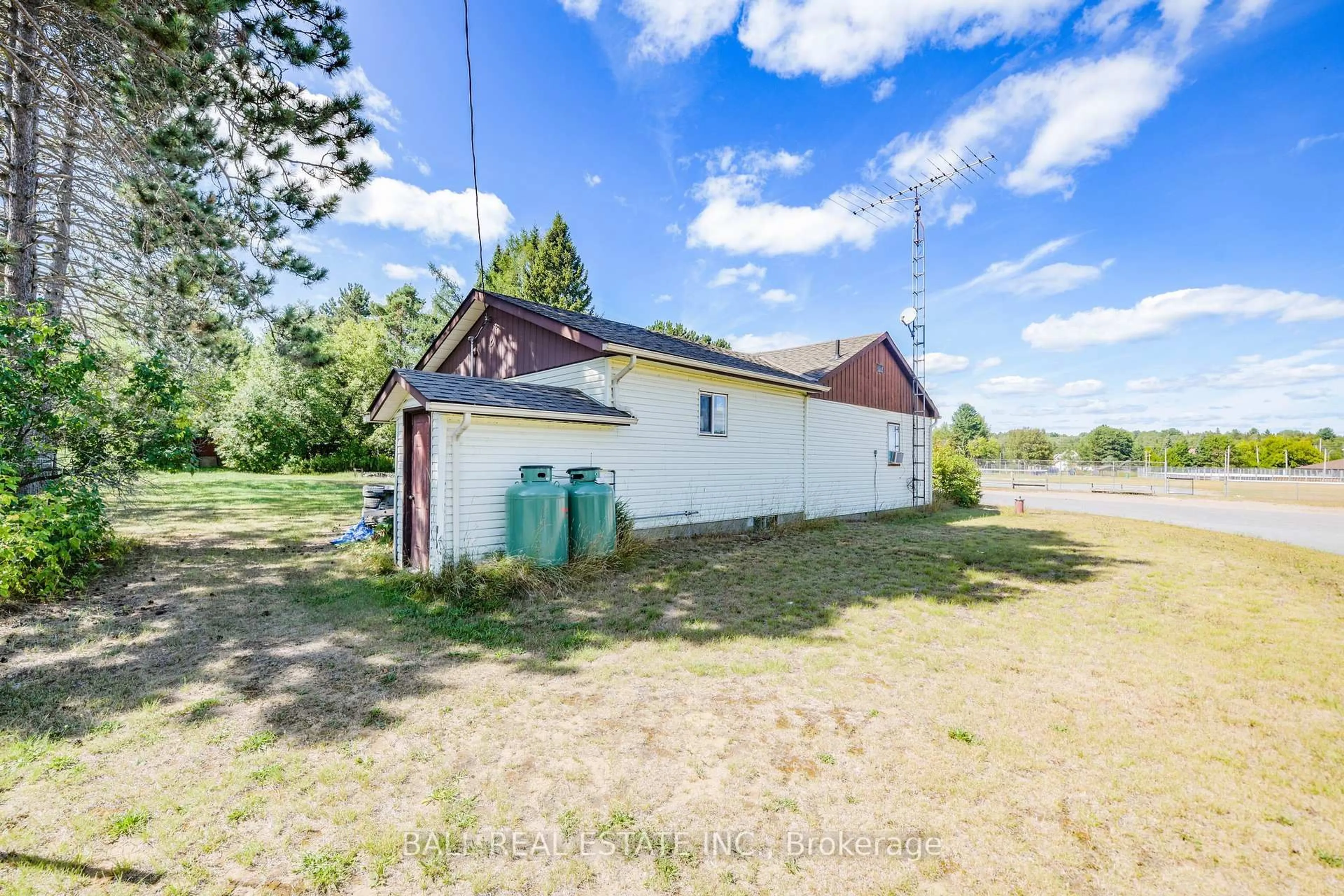 A pic from outside/outdoor area/front of a property/back of a property/a pic from drone, building for 25 First Ave, South Algonquin Ontario K0J 2M0