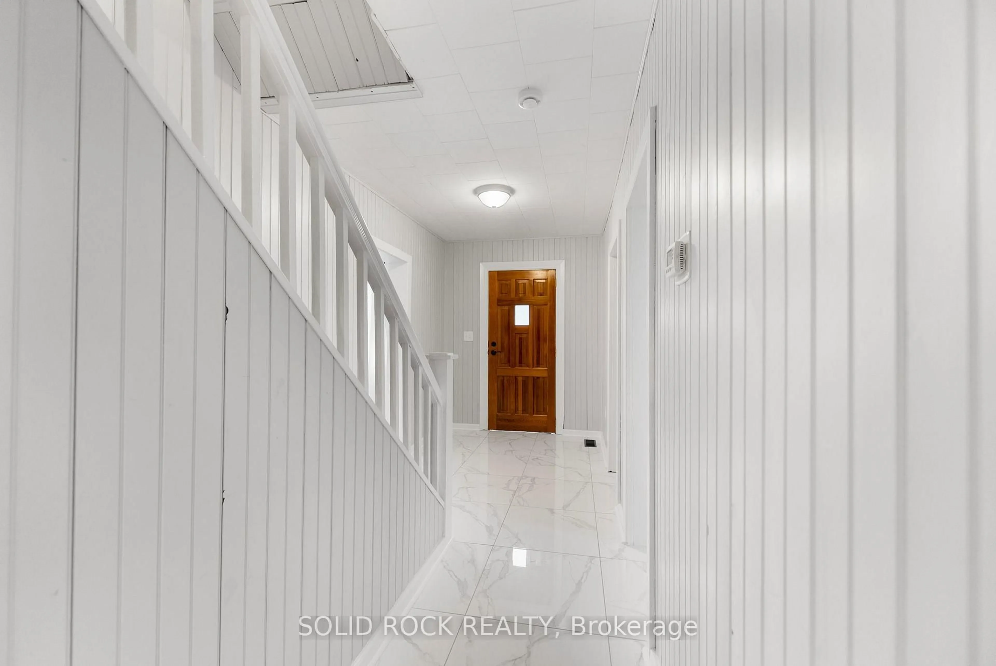 Indoor foyer for 60 Hugh St, Arnprior Ontario K7S 2V6