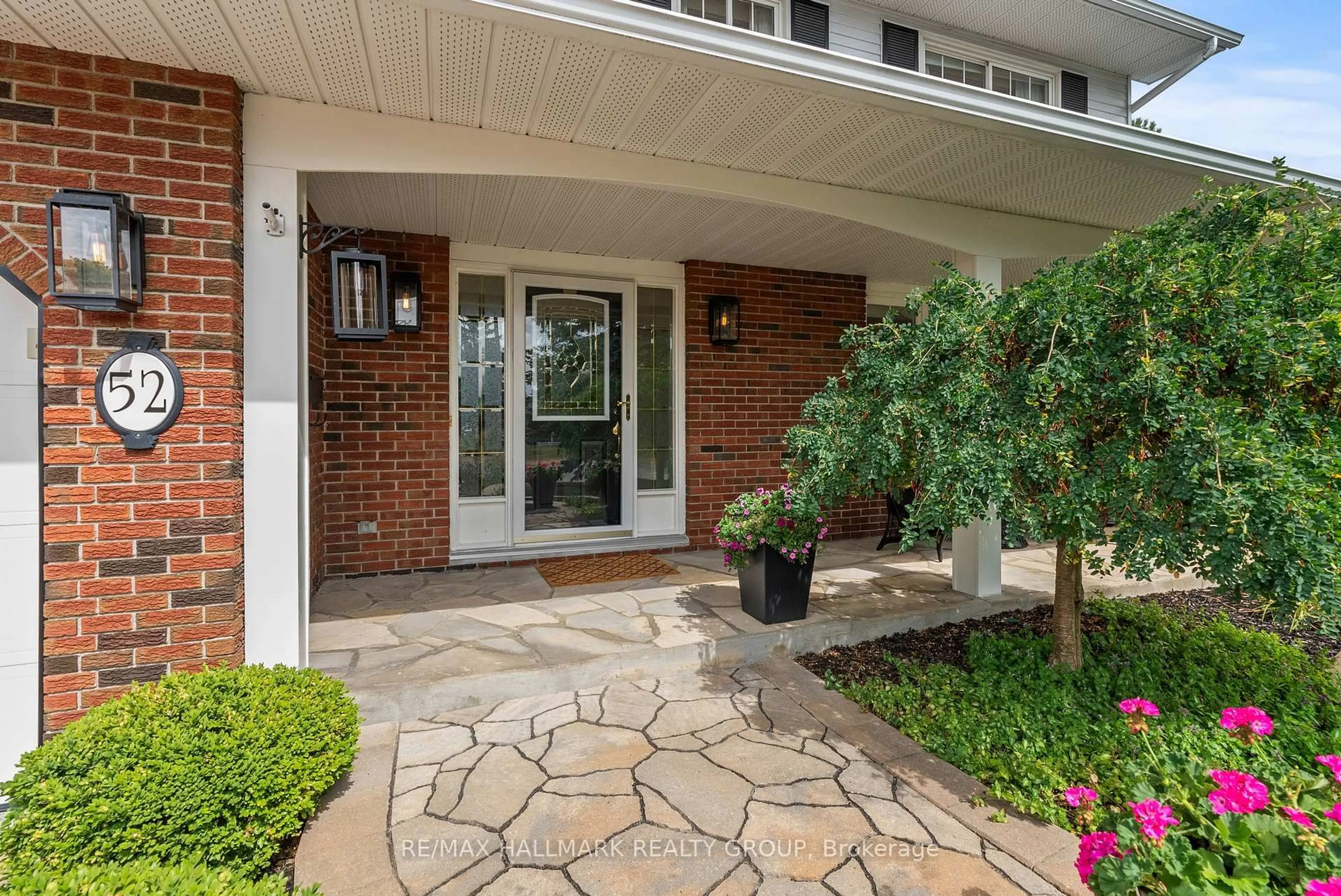 Indoor entryway for 52 Knollsbrook Dr, Ottawa Ontario K2J 1K8