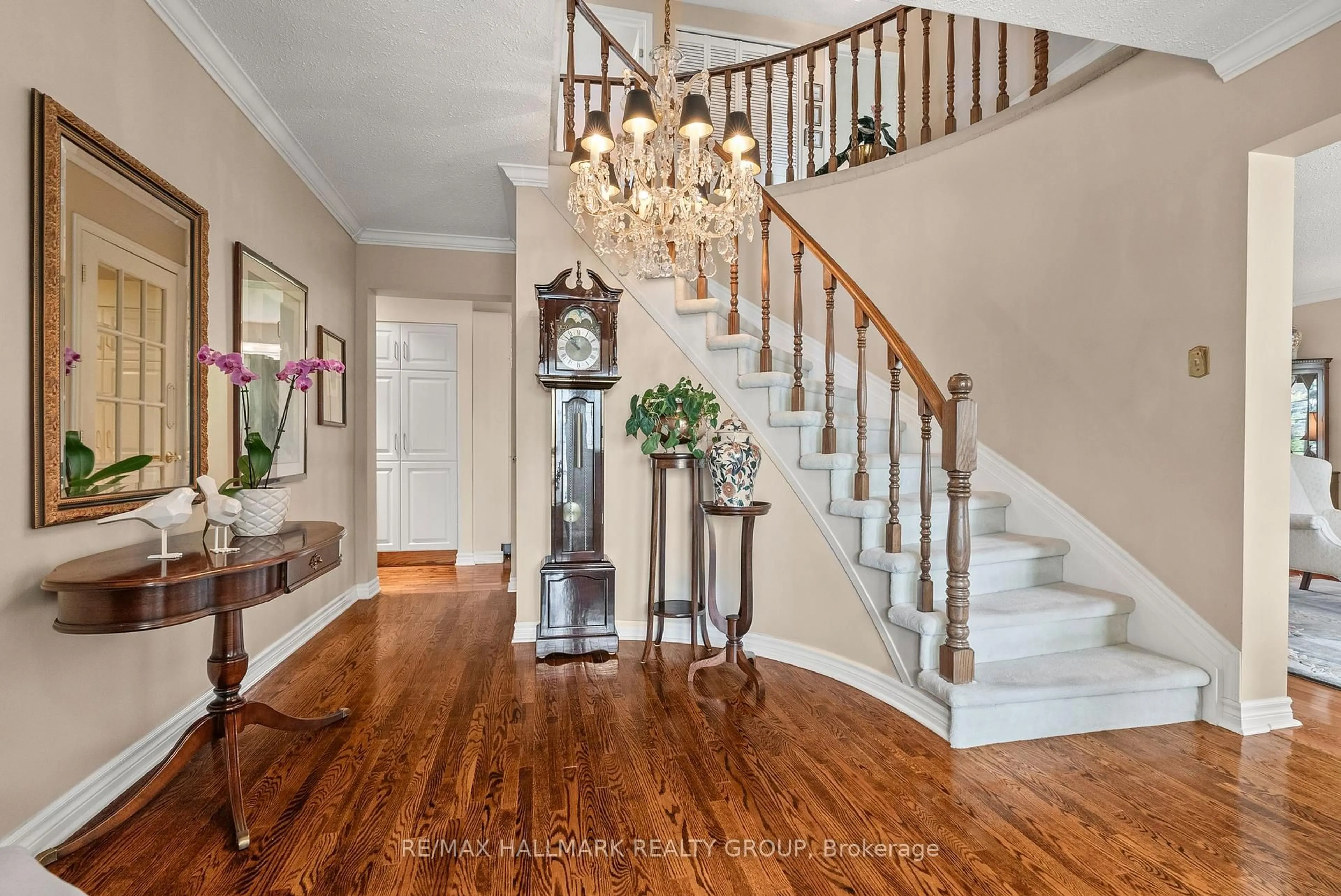 Indoor entryway for 52 Knollsbrook Dr, Ottawa Ontario K2J 1K8