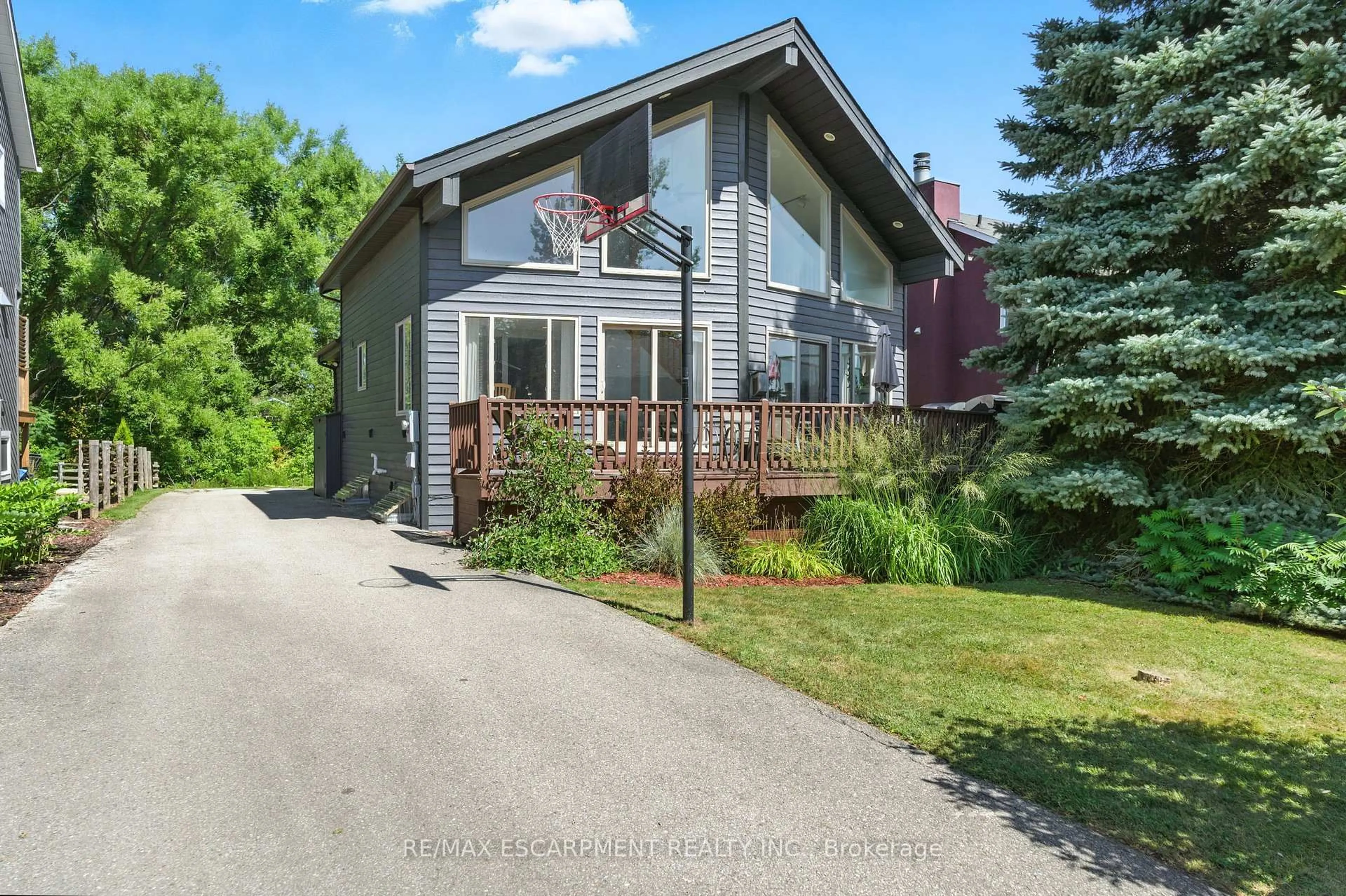 A pic from outside/outdoor area/front of a property/back of a property/a pic from drone, street for 115 Pioneer Lane, Blue Mountains Ontario L9Y 0M6