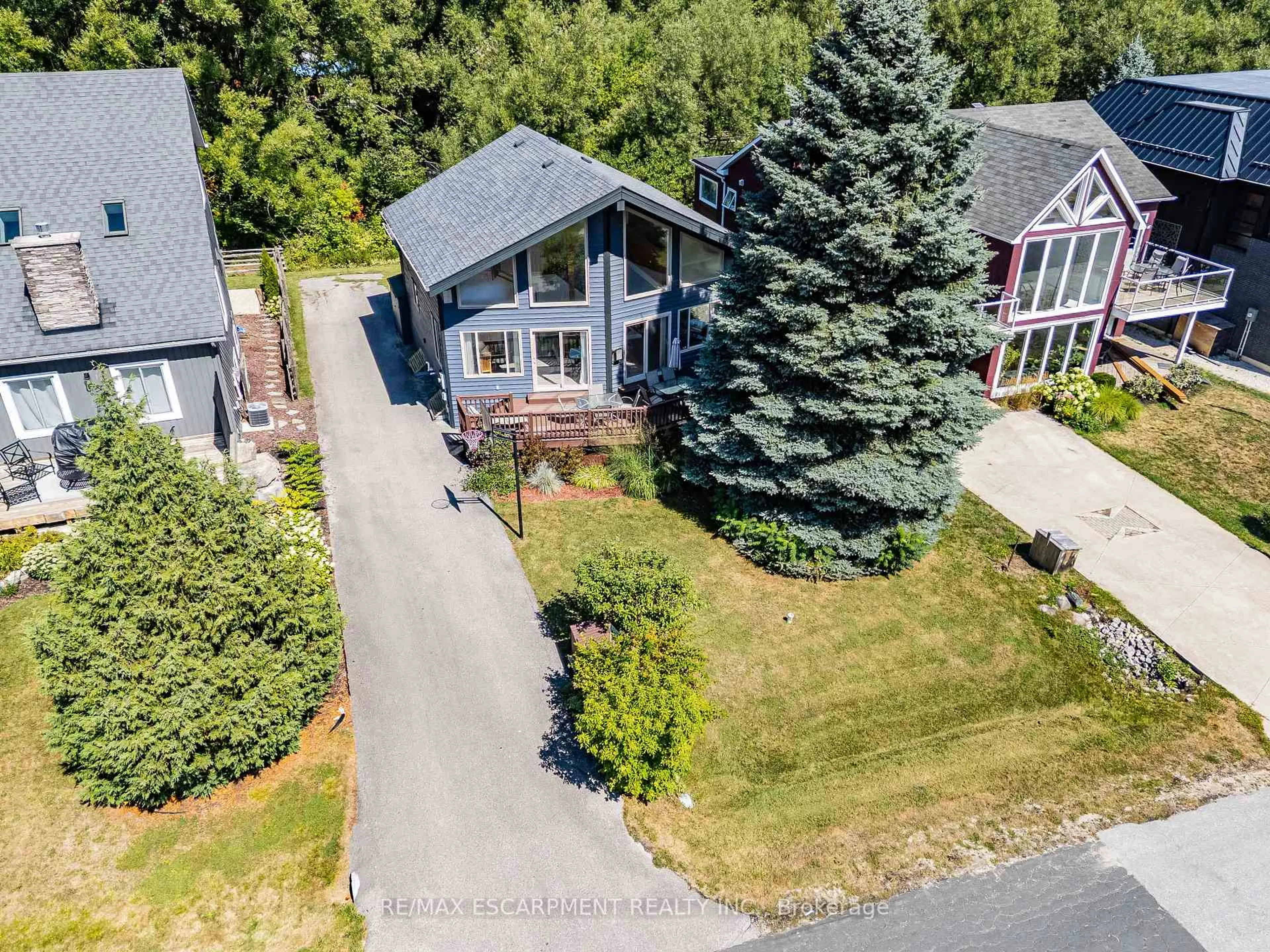A pic from outside/outdoor area/front of a property/back of a property/a pic from drone, street for 115 Pioneer Lane, Blue Mountains Ontario L9Y 0M6