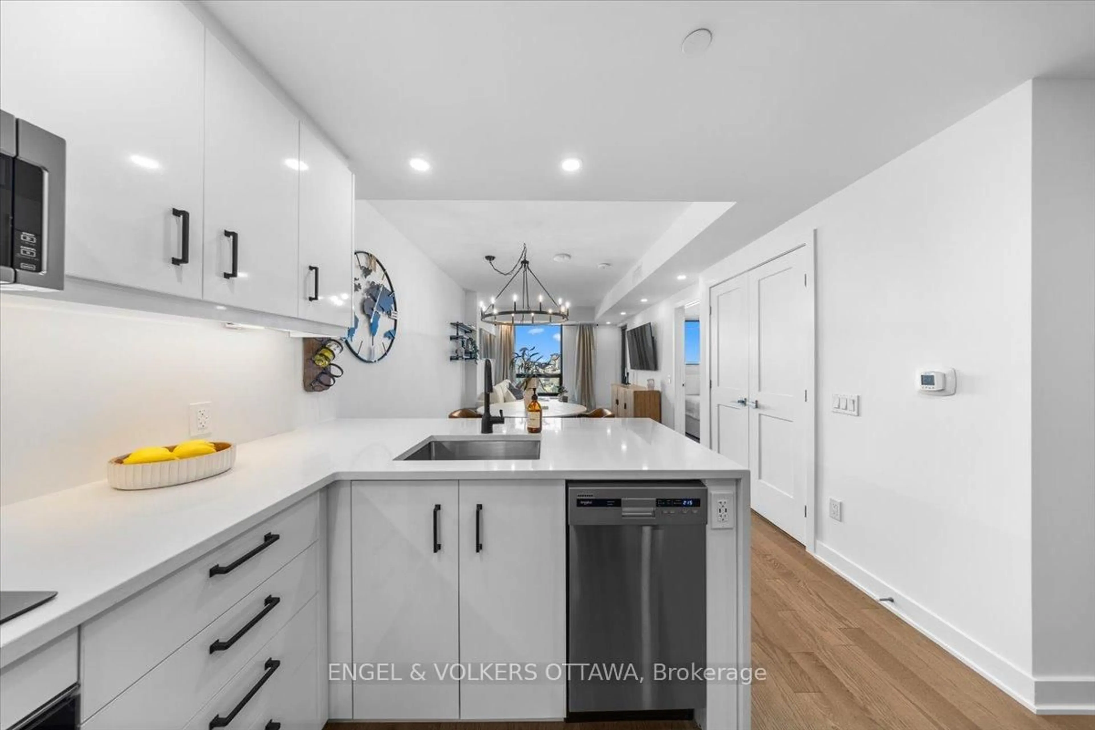 Open concept kitchen, ceramic/tile floor for 340 Queen St #1704, Ottawa Ontario K1R 0G1
