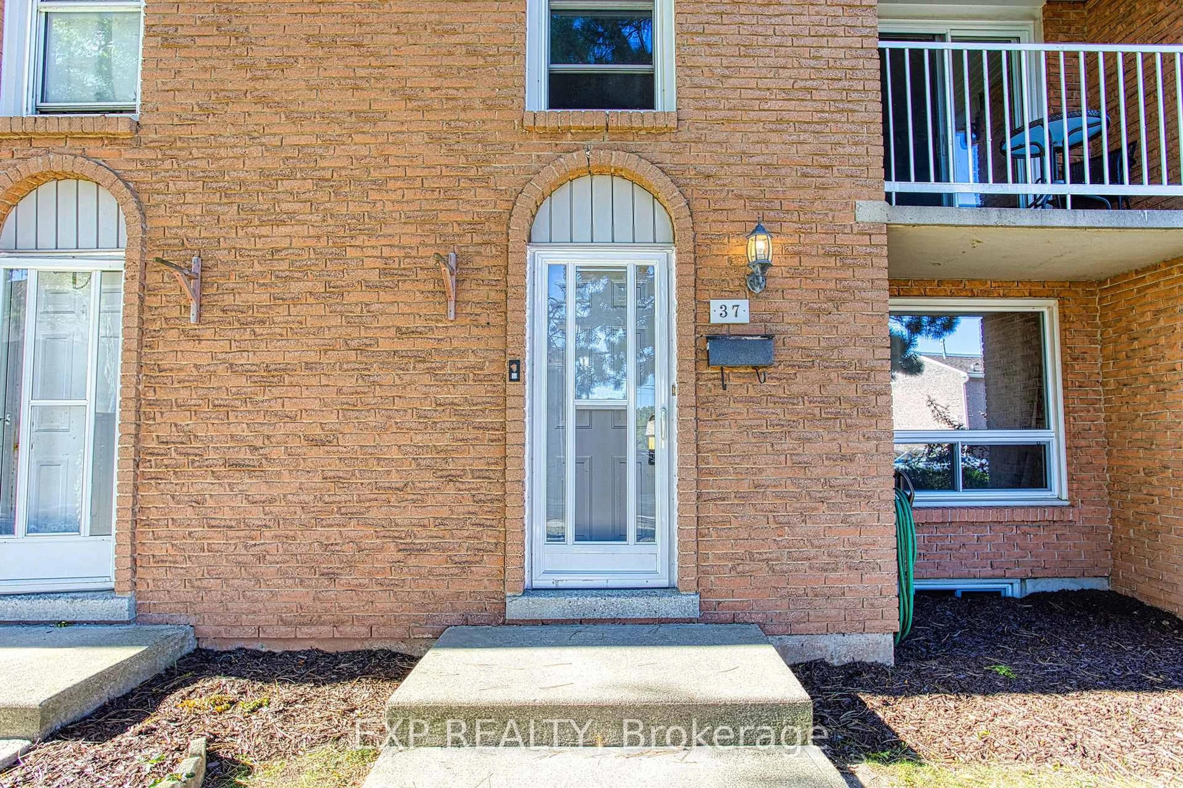 Indoor entryway for 151 Gateshead Cres #37, Hamilton Ontario L8G 3W1