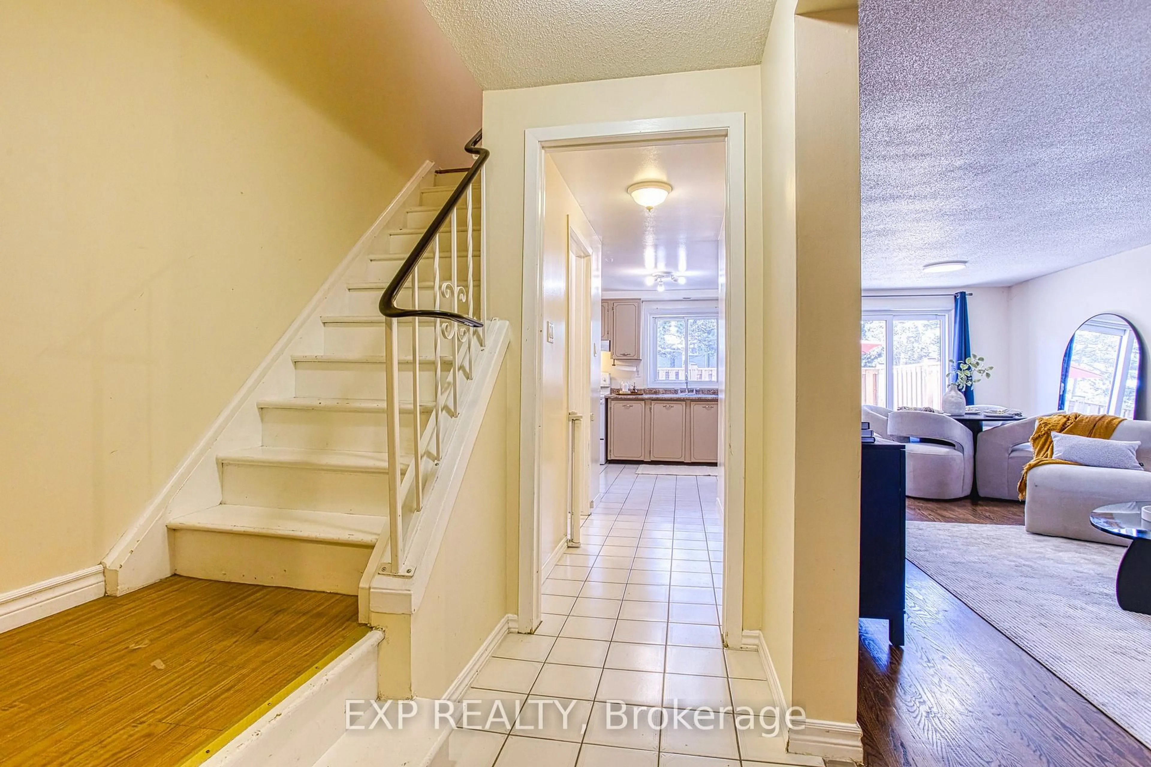Indoor entryway for 151 Gateshead Cres #37, Hamilton Ontario L8G 3W1