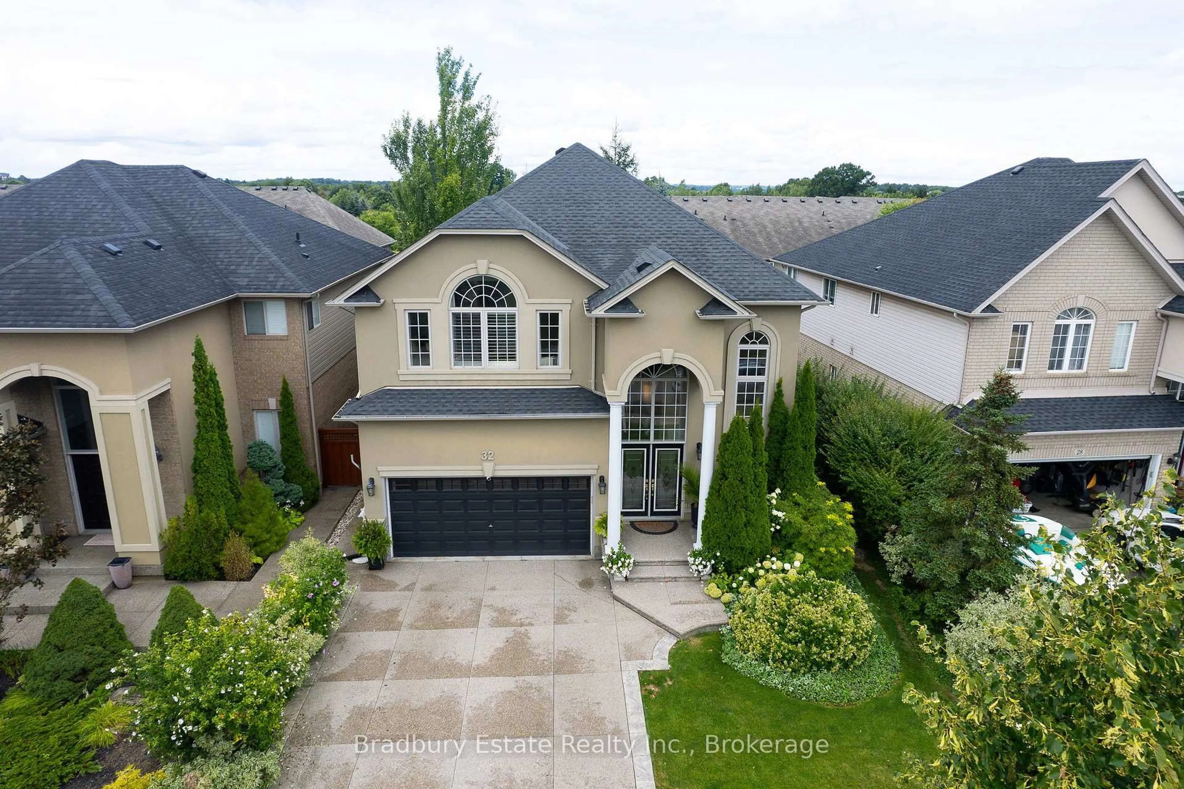 A pic from outside/outdoor area/front of a property/back of a property/a pic from drone, street for 32 Chambers Dr, Hamilton Ontario L9K 0A4