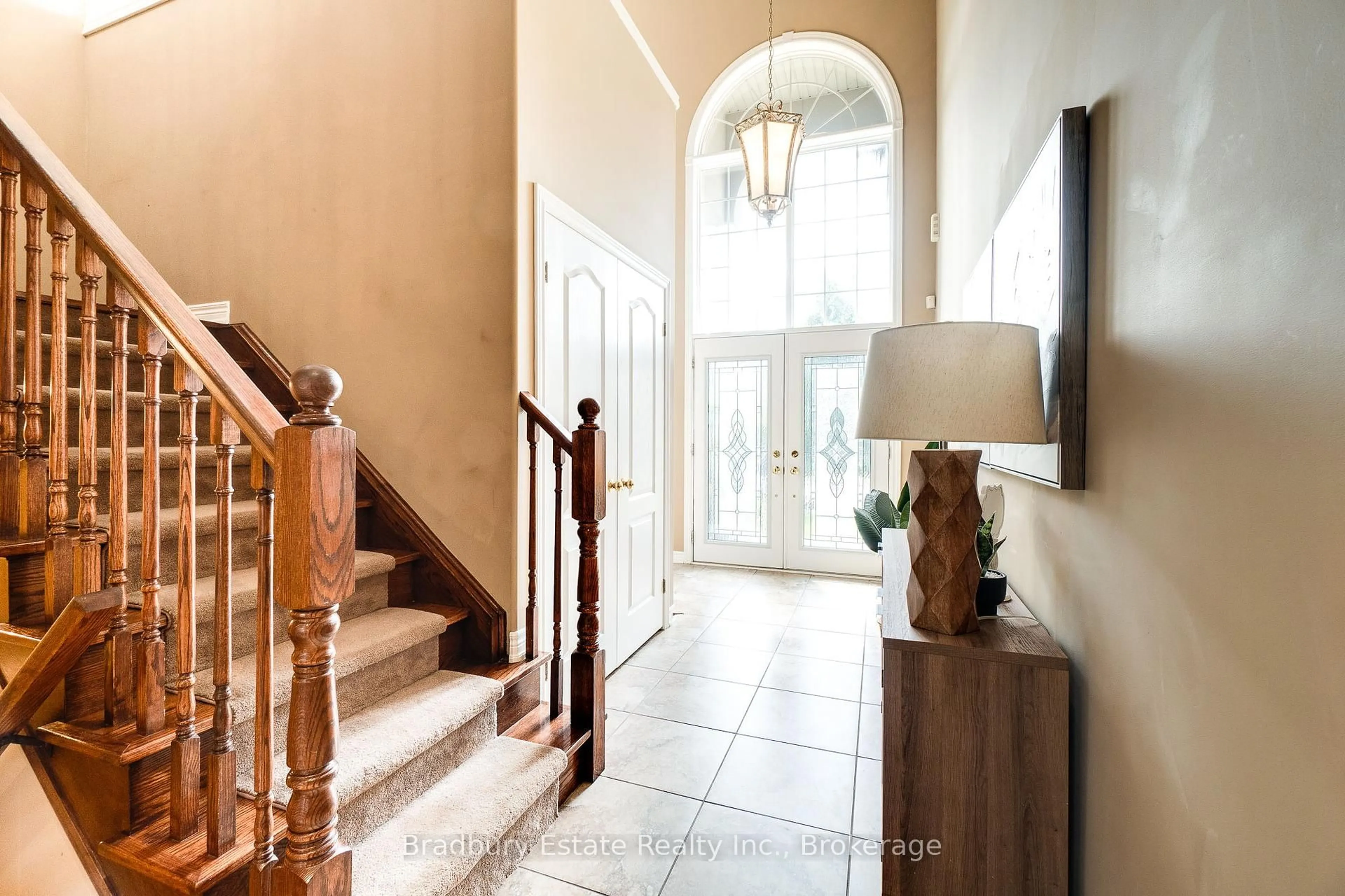 Indoor foyer for 32 Chambers Dr, Hamilton Ontario L9K 0A4