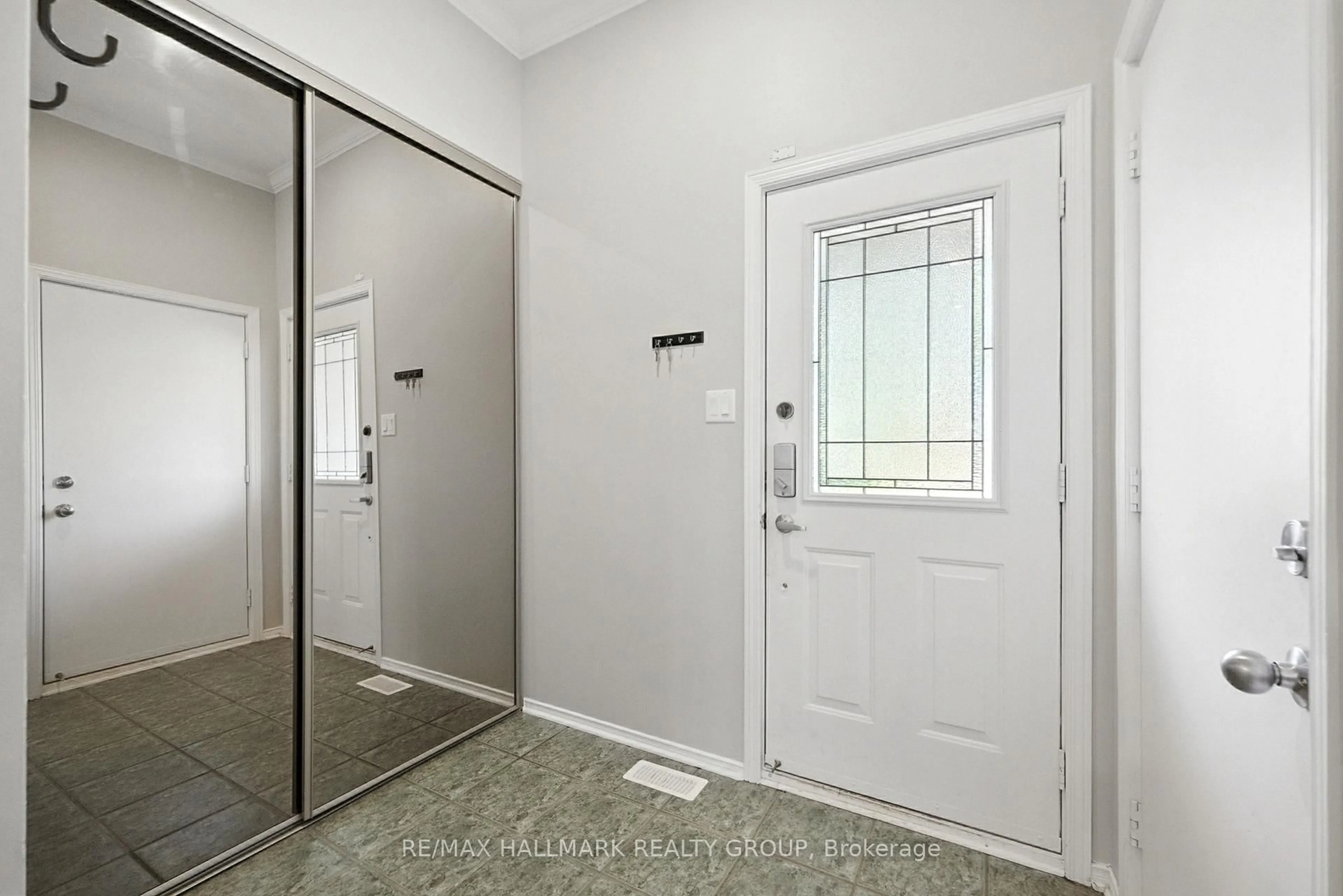 Indoor entryway for 6272 Sablewood Pl, Ottawa Ontario K1C 7M5