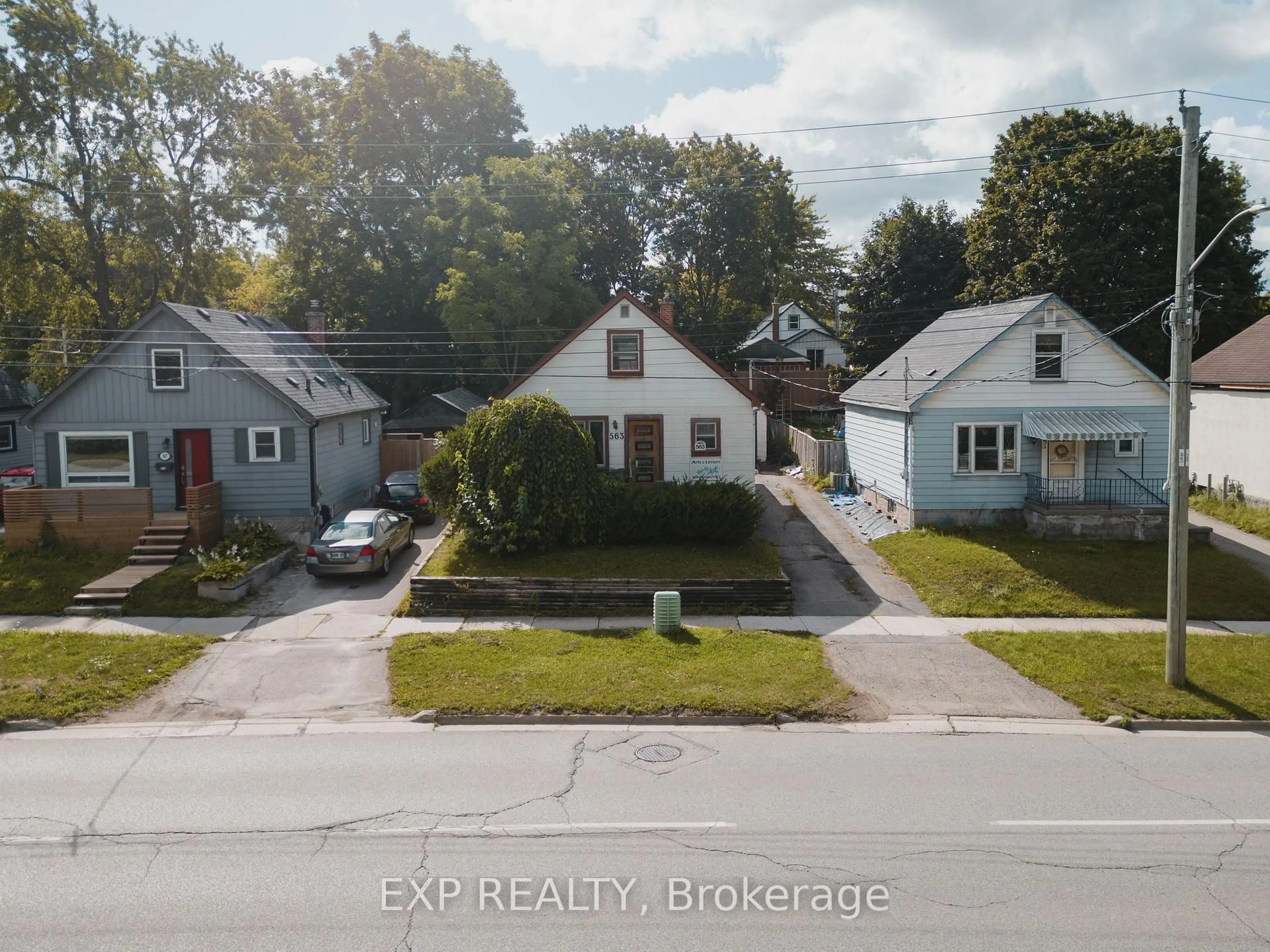 A pic from outside/outdoor area/front of a property/back of a property/a pic from drone, street for 563 Wellington St, Kitchener Ontario N2H 5L6