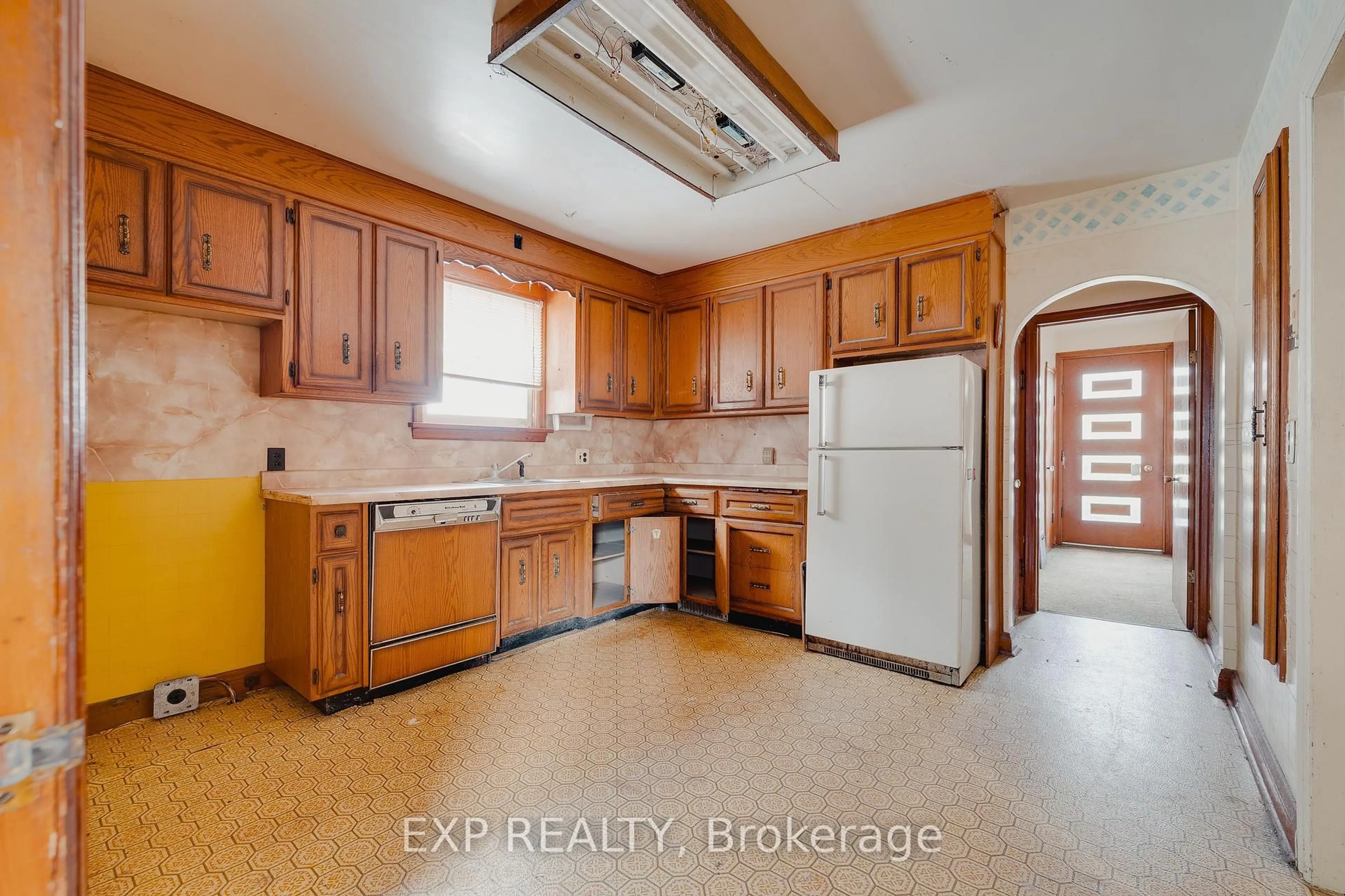Standard kitchen, ceramic/tile floor for 563 Wellington St, Kitchener Ontario N2H 5L6