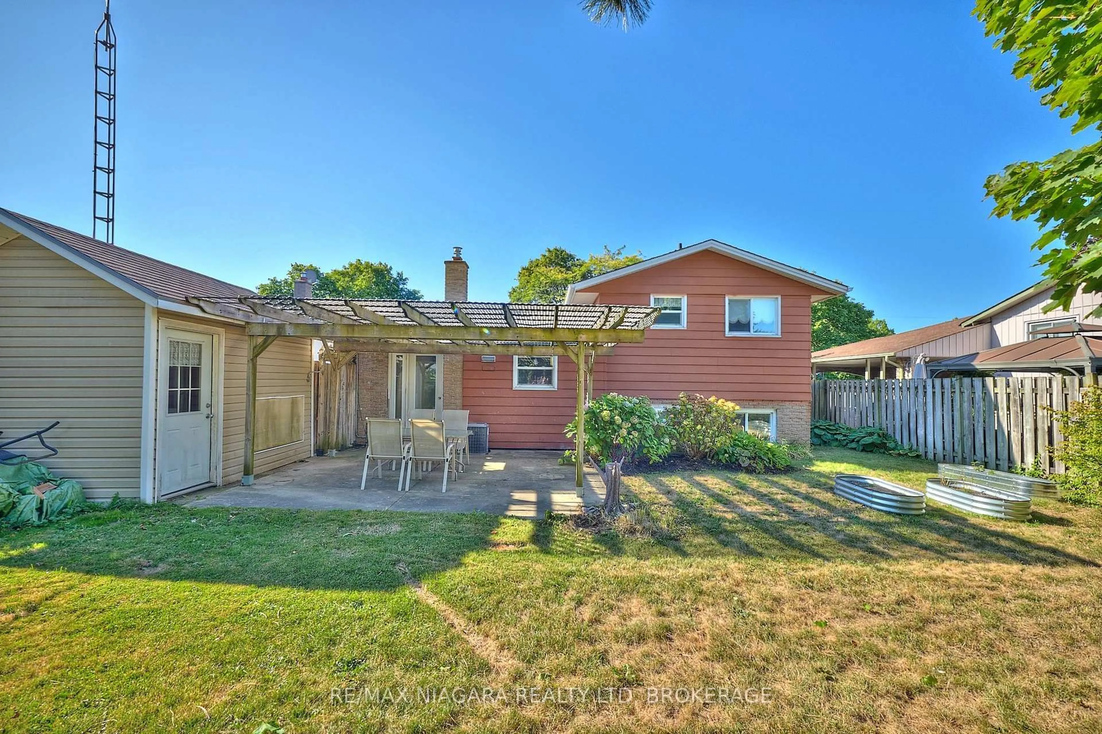 Patio, street for 68 Acadia Cres, St. Catharines Ontario L2P 1H8