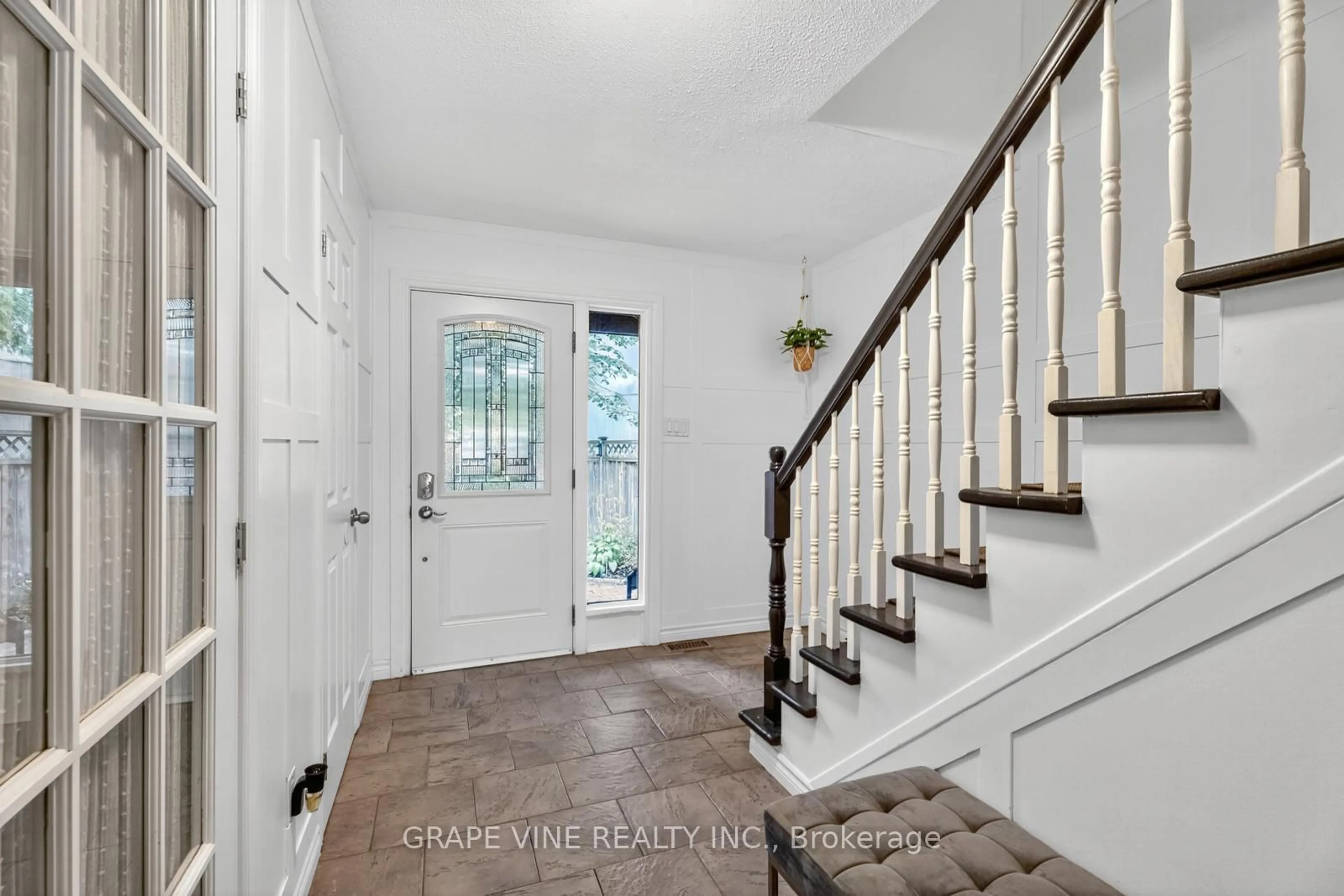 Indoor entryway for 25 PACER Pl, Kanata Ontario K2M 1B1