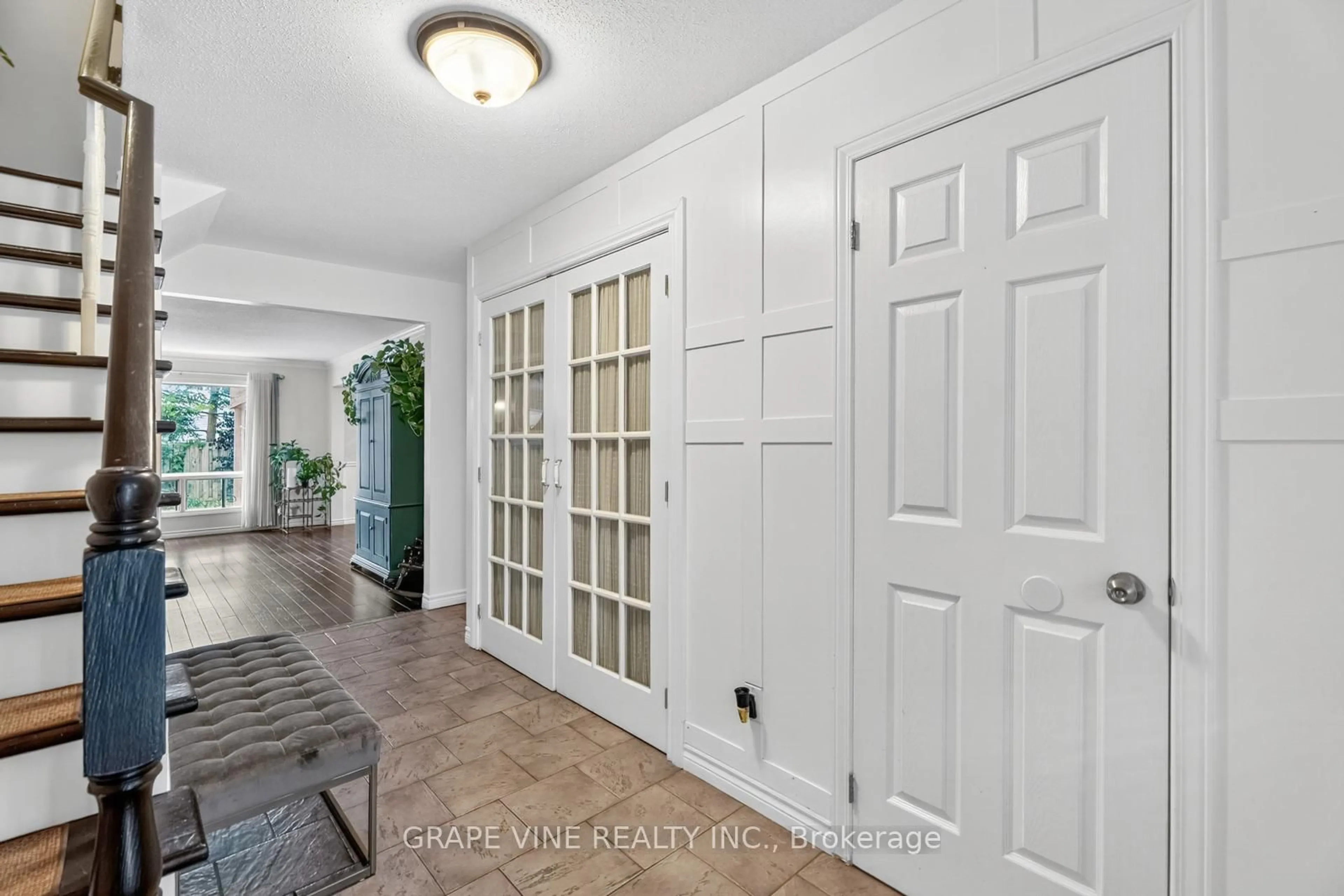 Indoor entryway for 25 PACER Pl, Kanata Ontario K2M 1B1