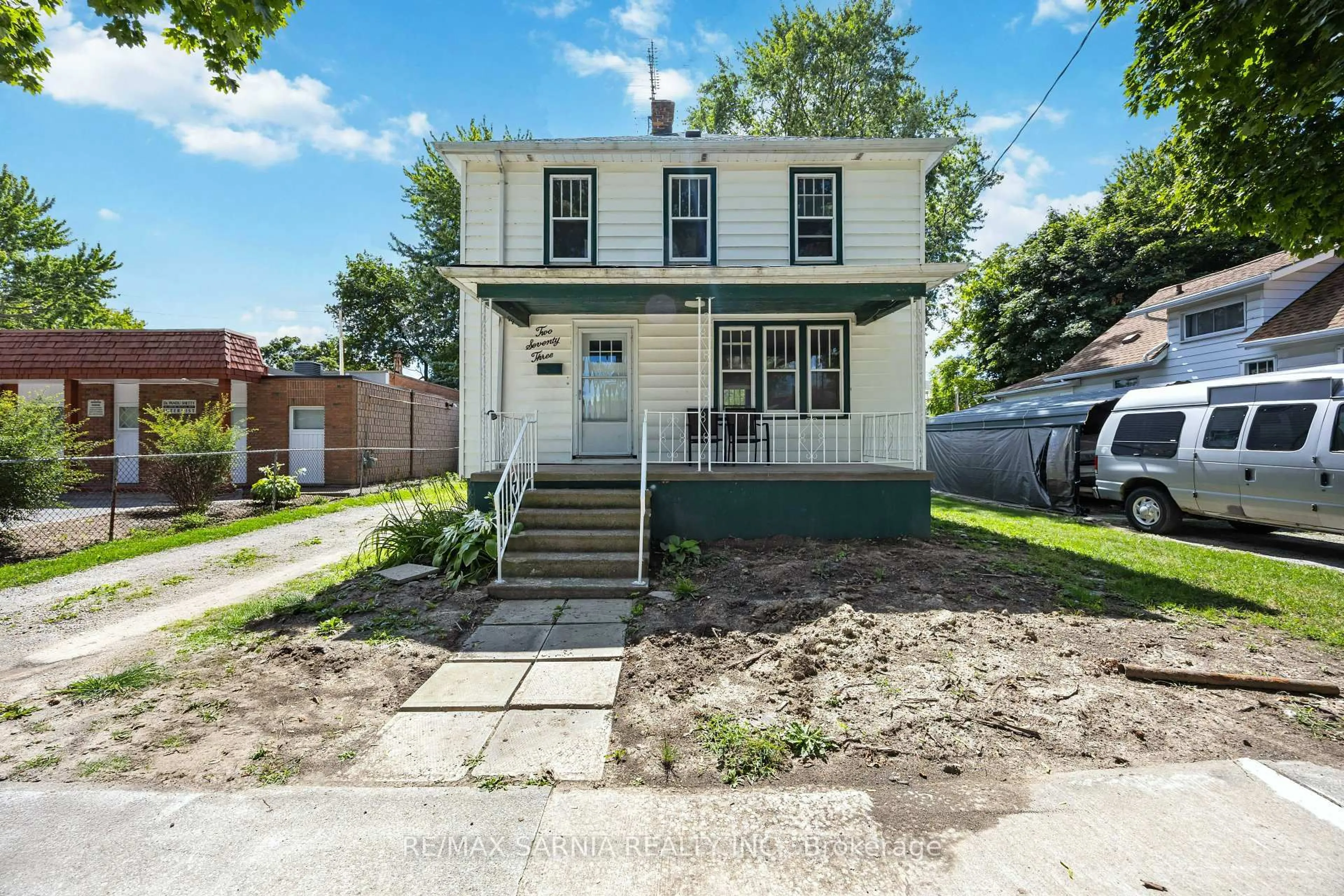 A pic from outside/outdoor area/front of a property/back of a property/a pic from drone, street for 273 Bright St, Sarnia Ontario N7T 4E9