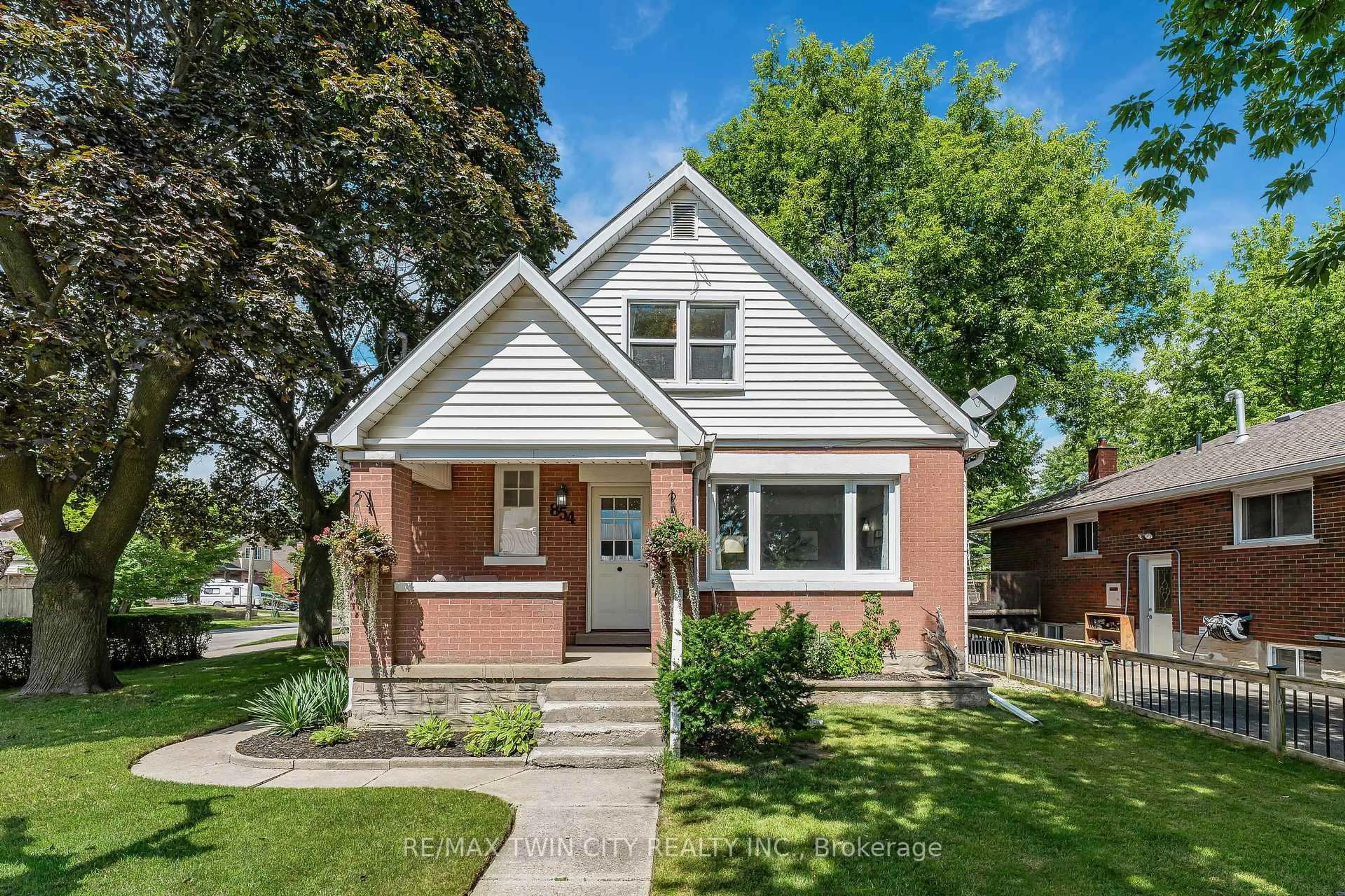 Home with brick exterior material, street for 854 Guelph St, Kitchener Ontario N2H 5Z5