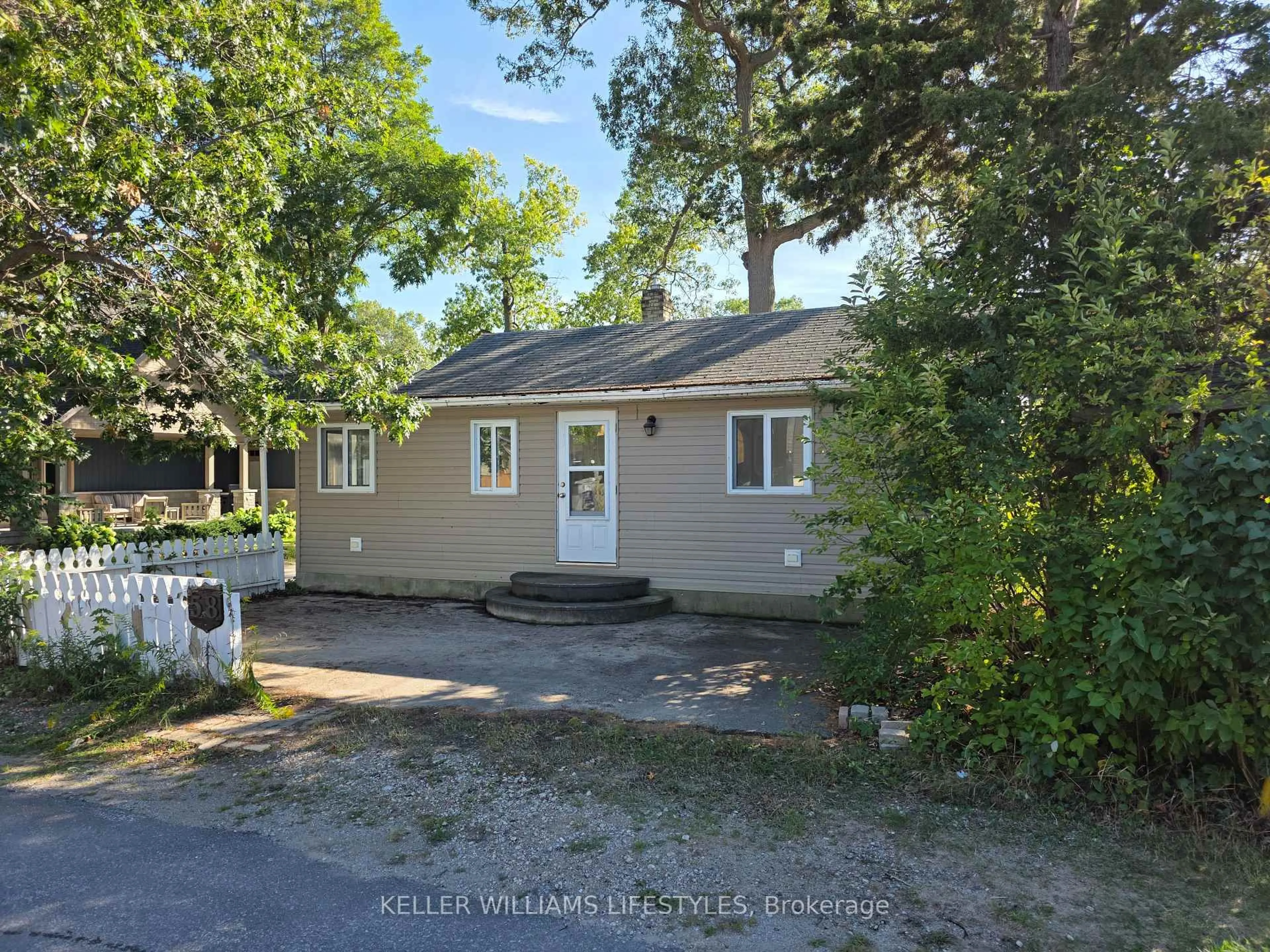 A pic from outside/outdoor area/front of a property/back of a property/a pic from drone, street for 58 Centre St, Lambton Shores Ontario N0M 1T0