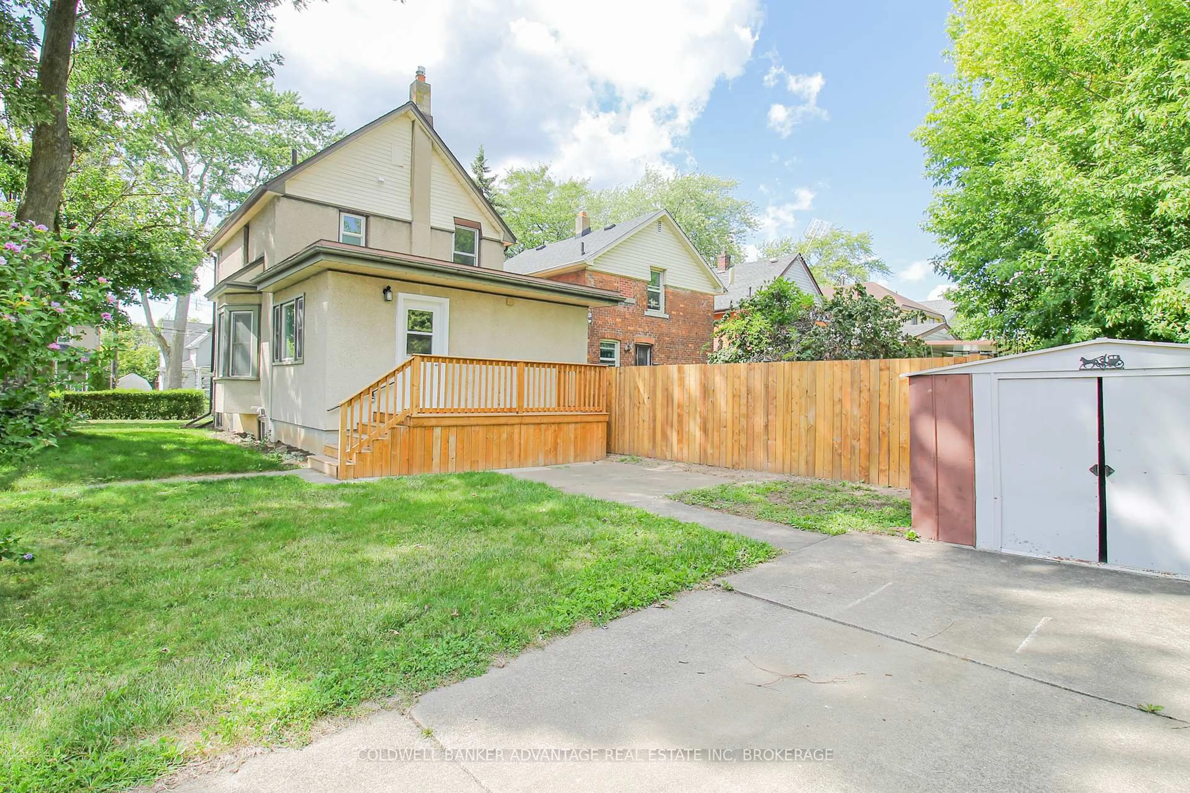 A pic from outside/outdoor area/front of a property/back of a property/a pic from drone, street for 28 Myrtle Ave, Welland Ontario L3B 2B1