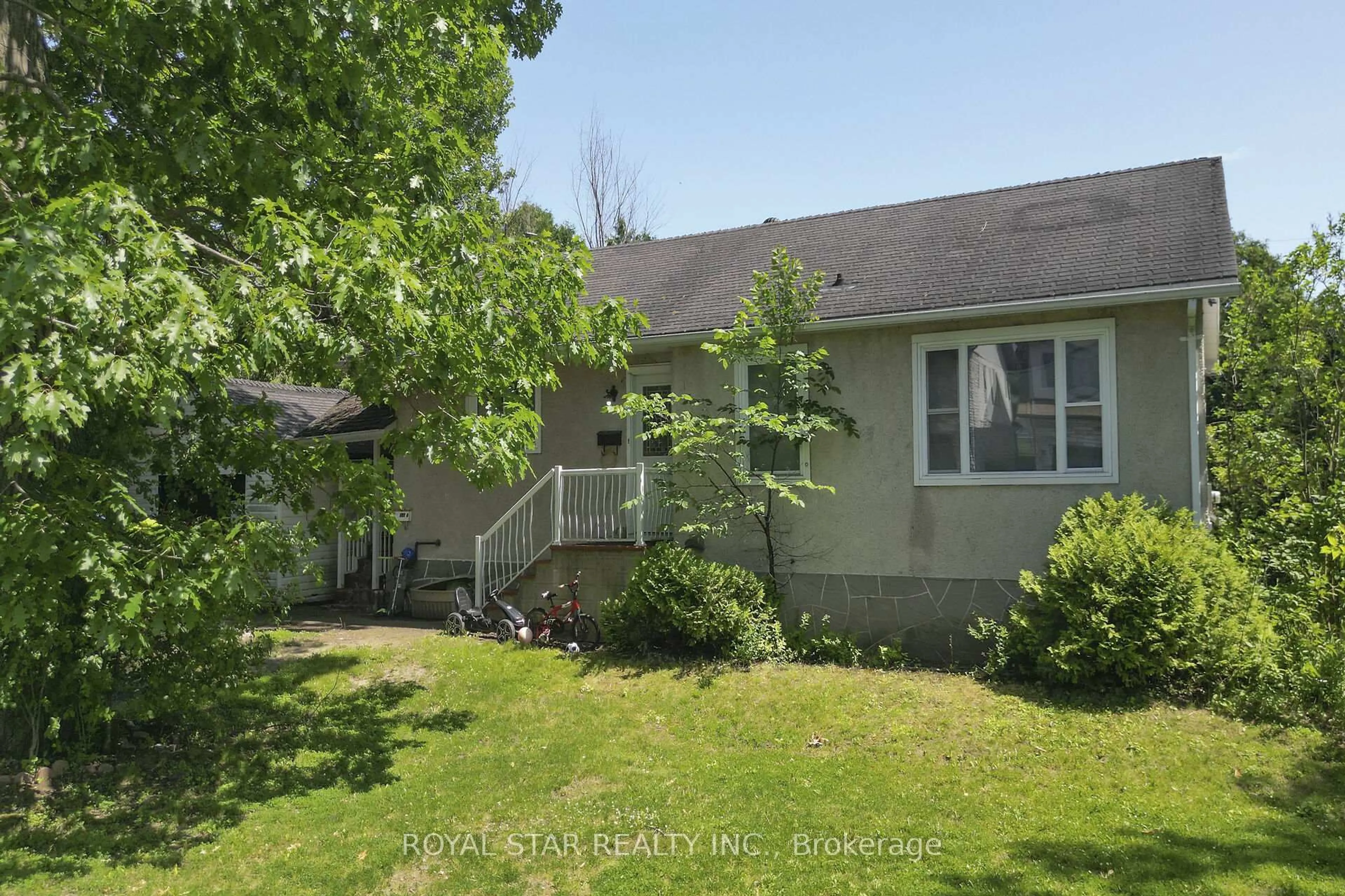 A pic from outside/outdoor area/front of a property/back of a property/a pic from drone, street for 114 Tower Rd, Ottawa Ontario K2G 2G2