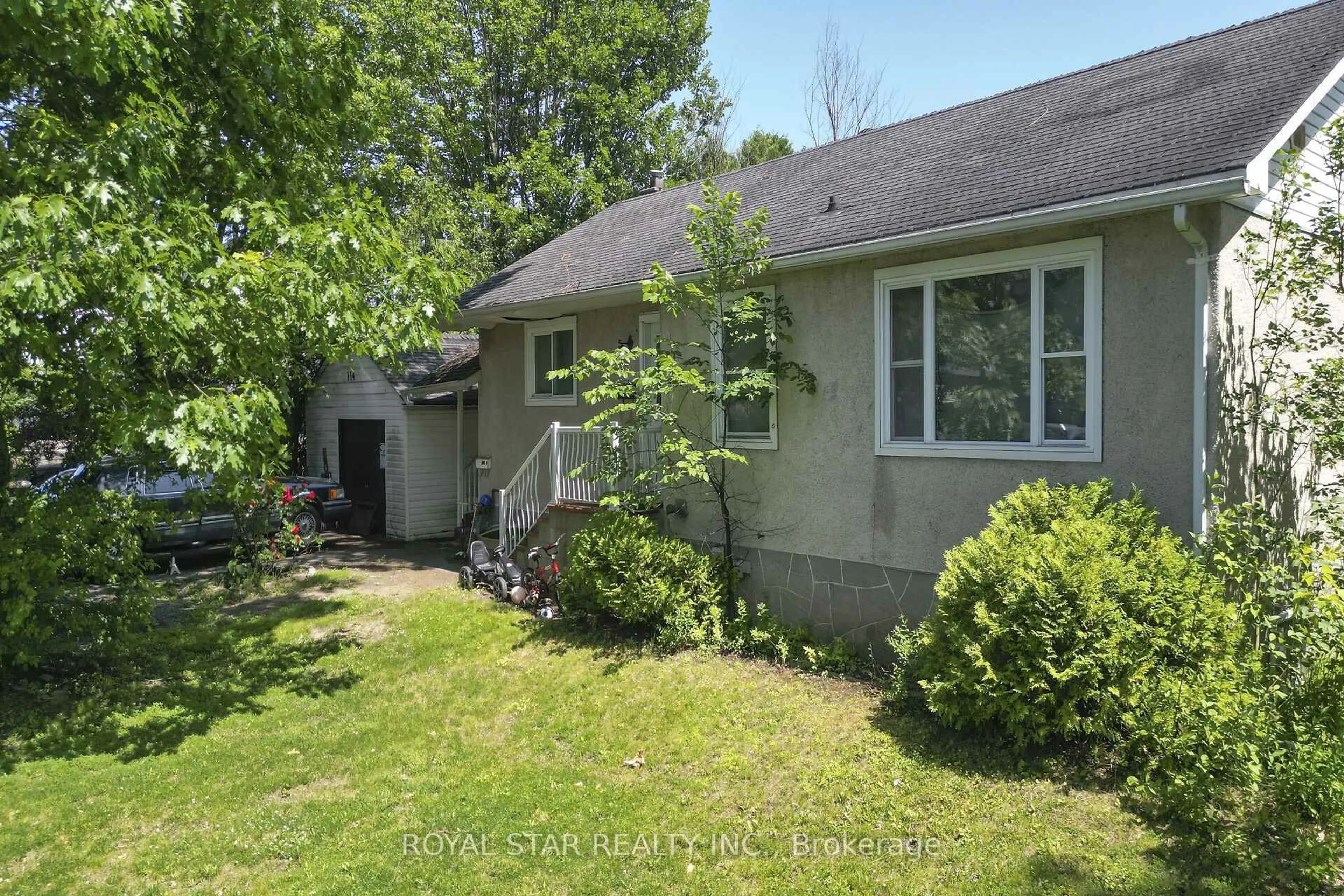 A pic from outside/outdoor area/front of a property/back of a property/a pic from drone, street for 114 Tower Rd, Ottawa Ontario K2G 2G2