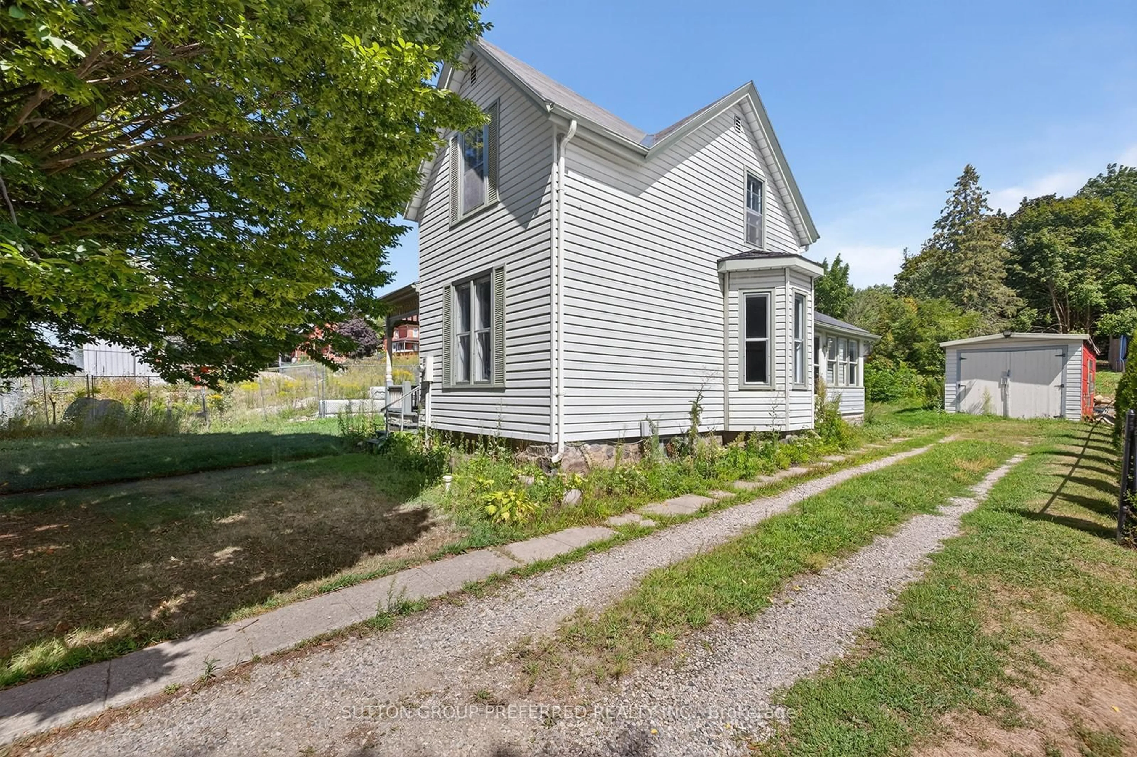 A pic from outside/outdoor area/front of a property/back of a property/a pic from drone, street for 34 Oxford St, Woodstock Ontario N4S 6A3