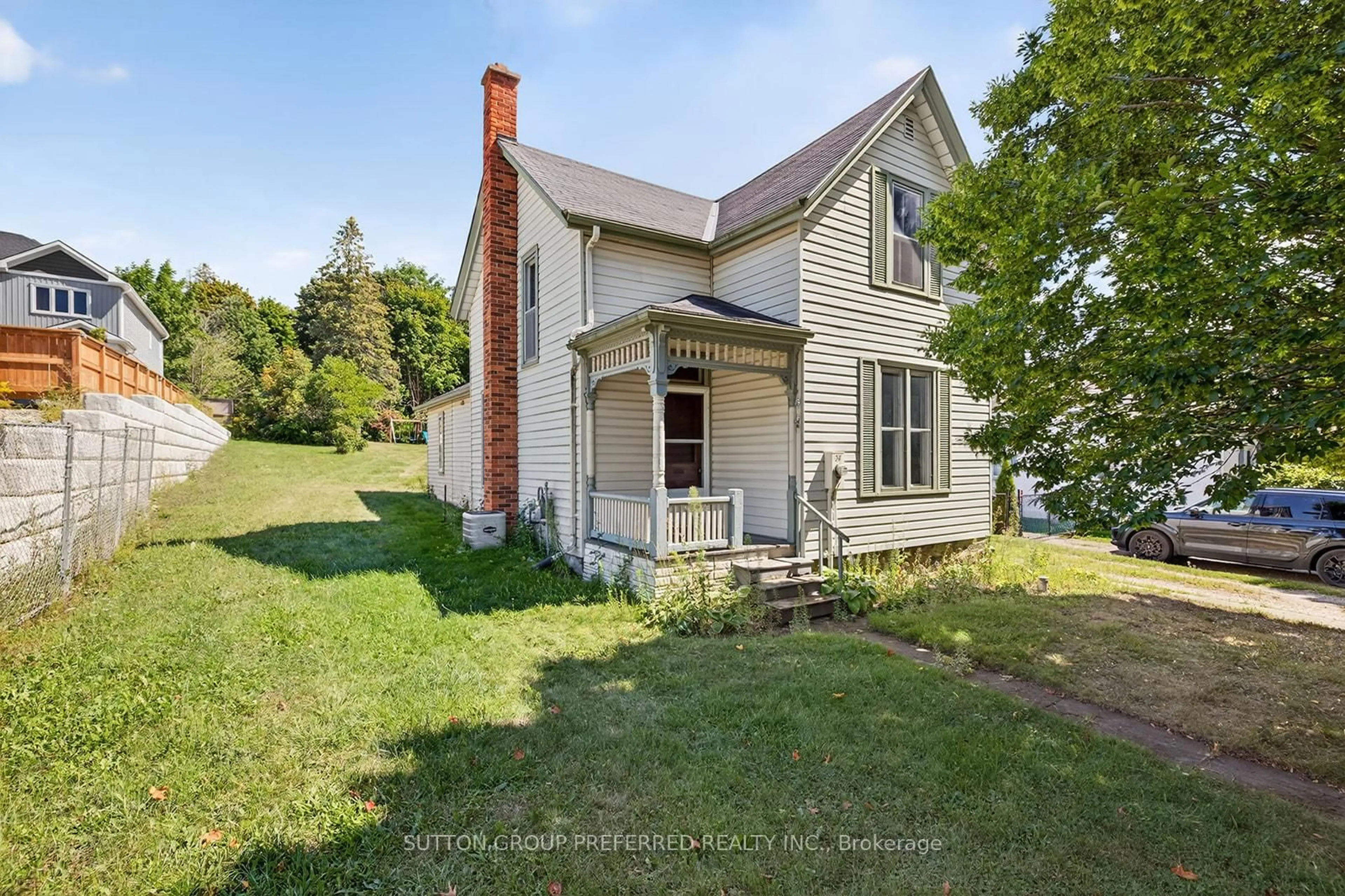 A pic from outside/outdoor area/front of a property/back of a property/a pic from drone, building for 34 Oxford St, Woodstock Ontario N4S 6A3