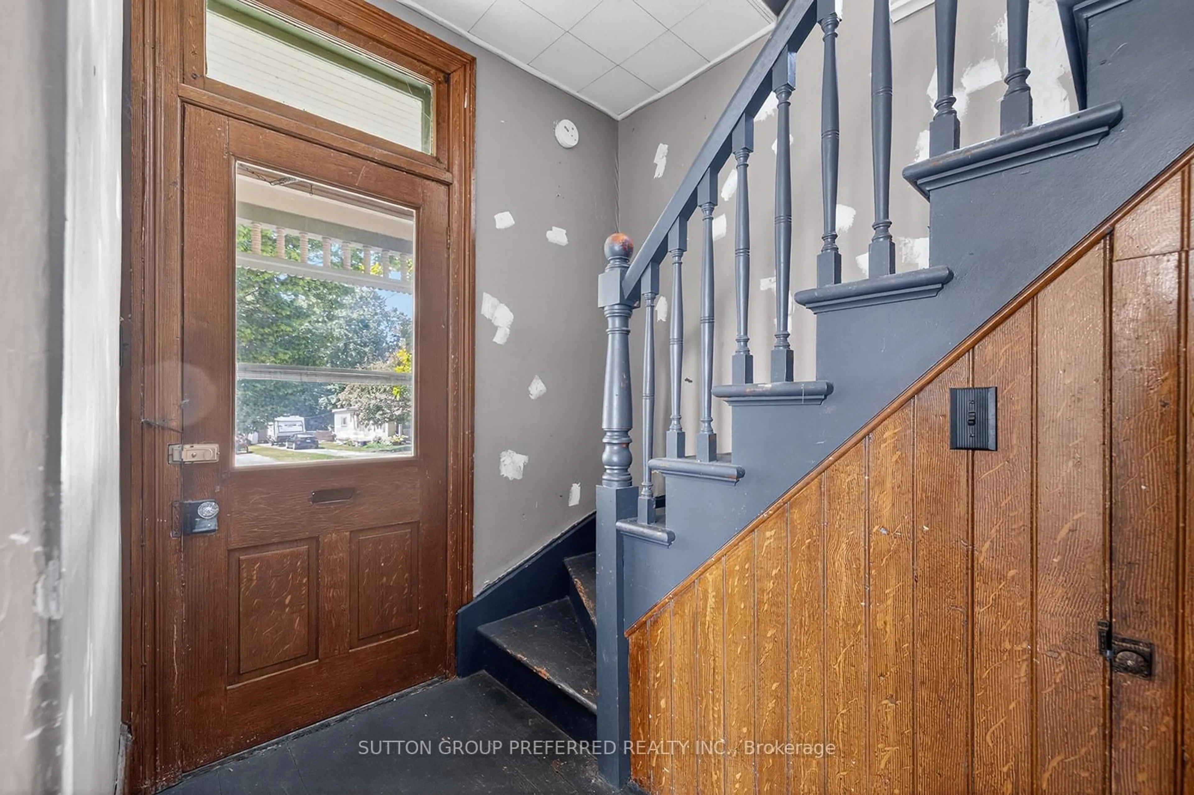 Indoor entryway for 34 Oxford St, Woodstock Ontario N4S 6A3