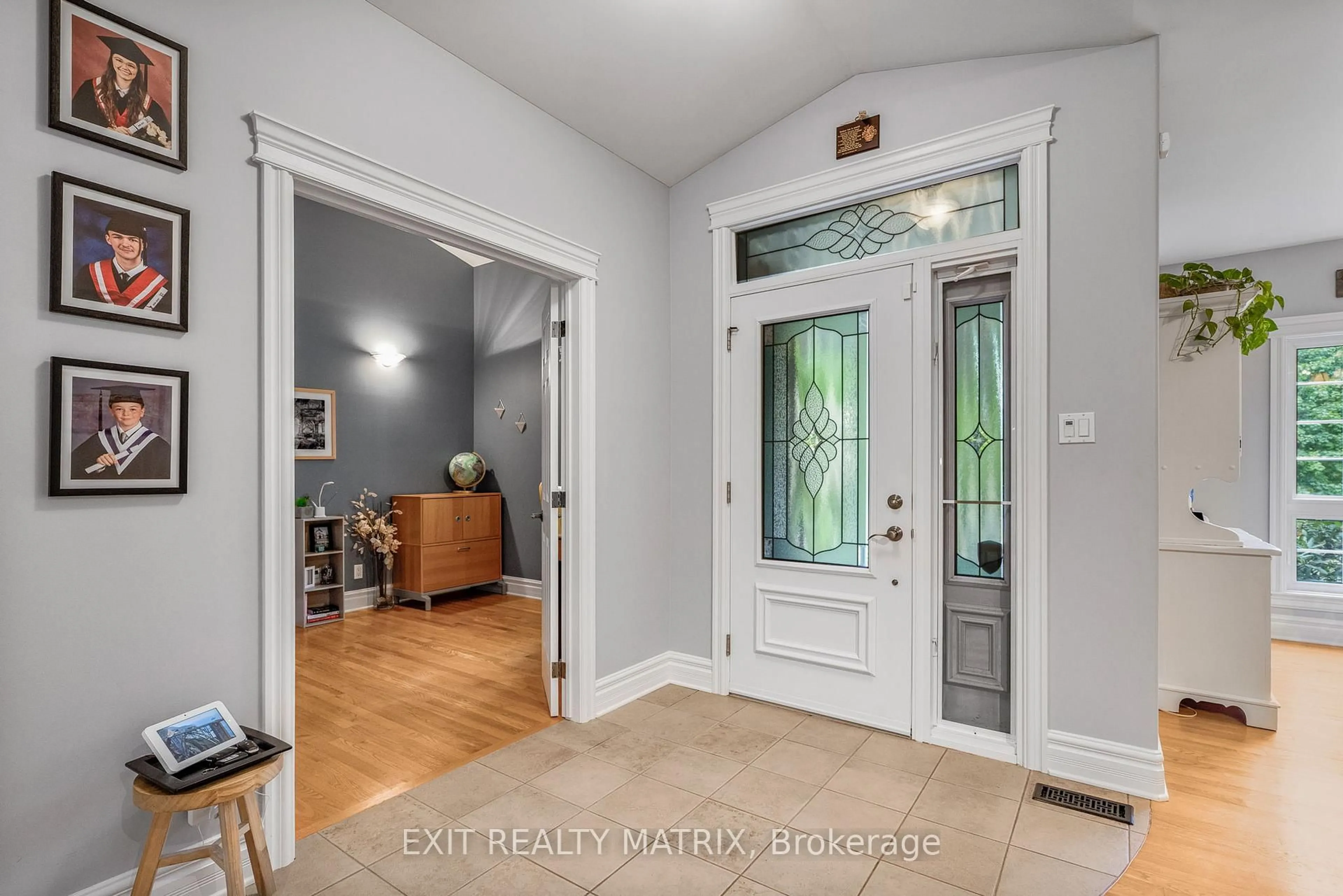 Indoor entryway for 1736 GROVES Rd, Russell Ontario K4R 1E5