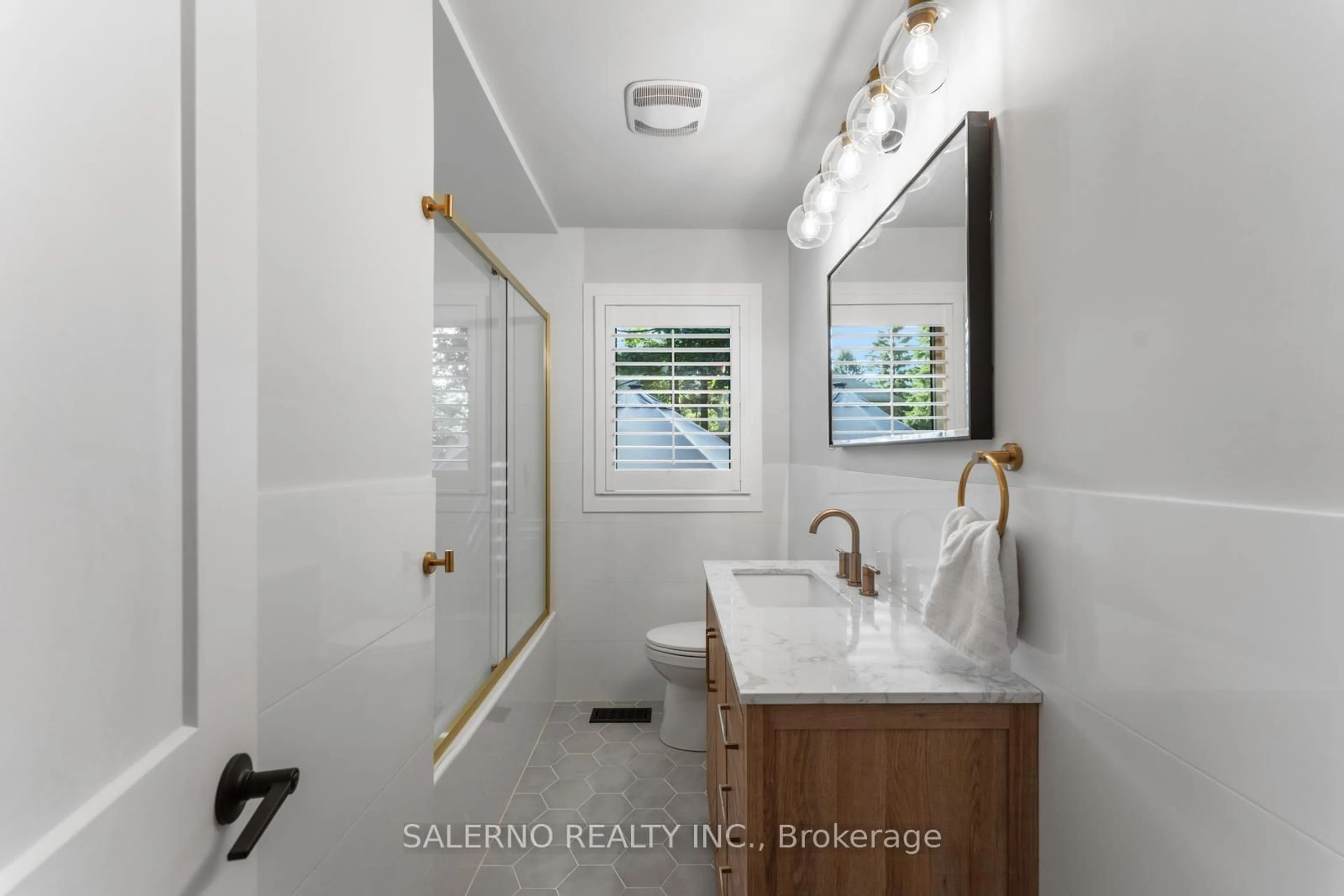 Standard bathroom, ceramic/tile floor for 54 East Crest, Hamilton Ontario L9G 2P2