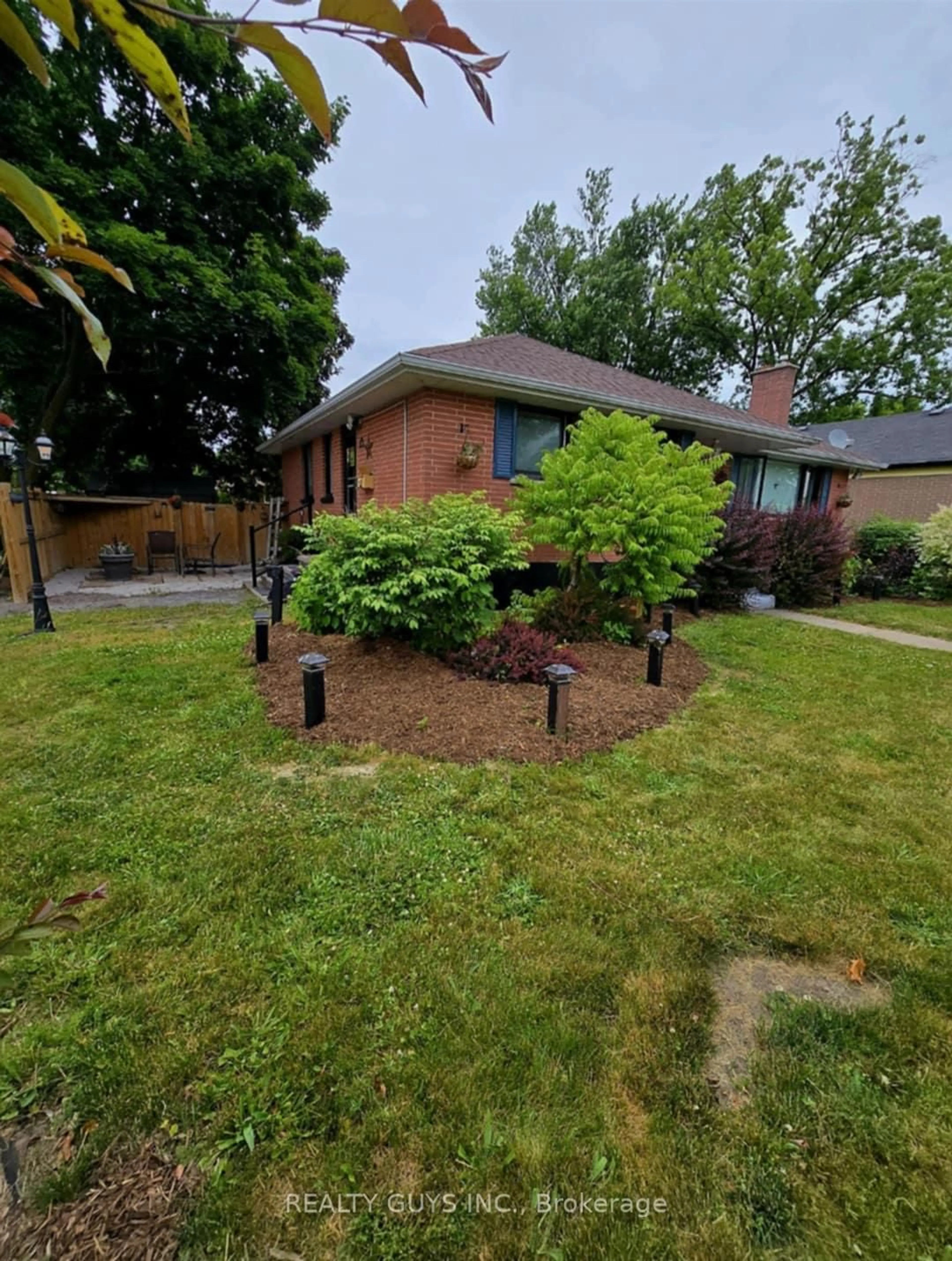 A pic from outside/outdoor area/front of a property/back of a property/a pic from drone, street for 650 CRAWFORD Dr, Peterborough Ontario K9J 3W7