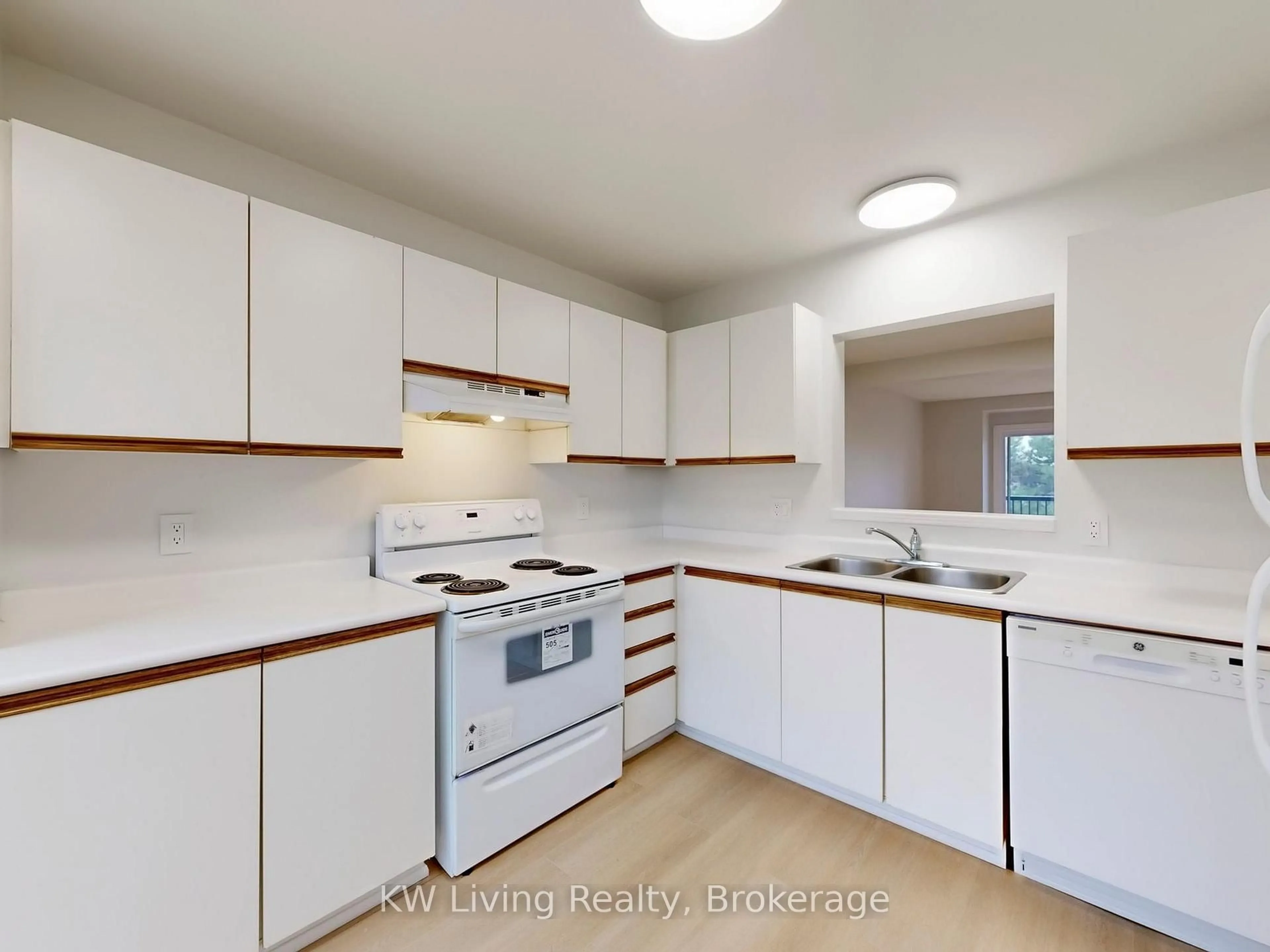 Standard kitchen, wood/laminate floor for 250 Keats Way #18, Waterloo Ontario N2L 6J5