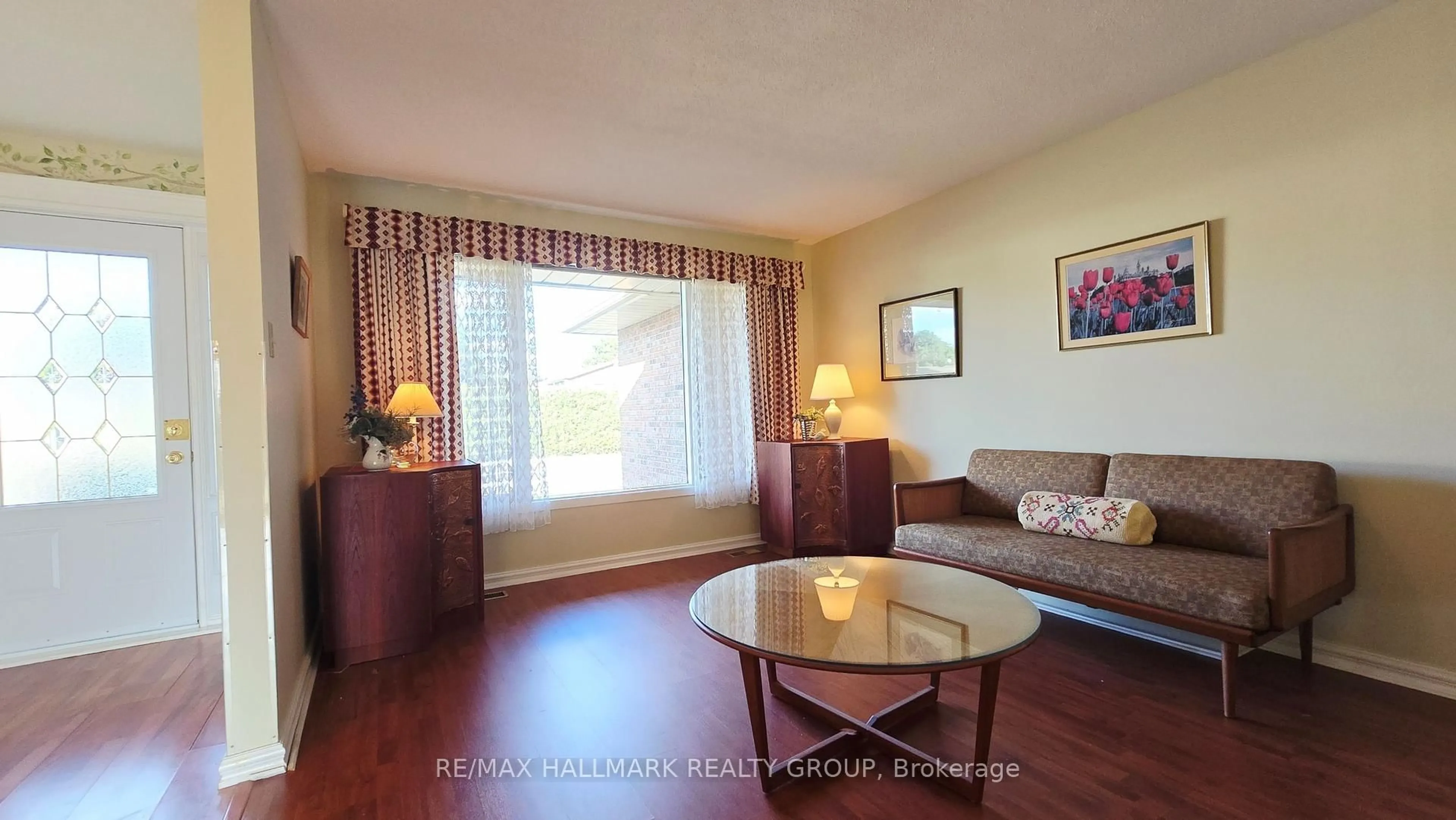 Living room with furniture, wood/laminate floor for 33 Fortune St, Richmond Ontario K0A 2Z0