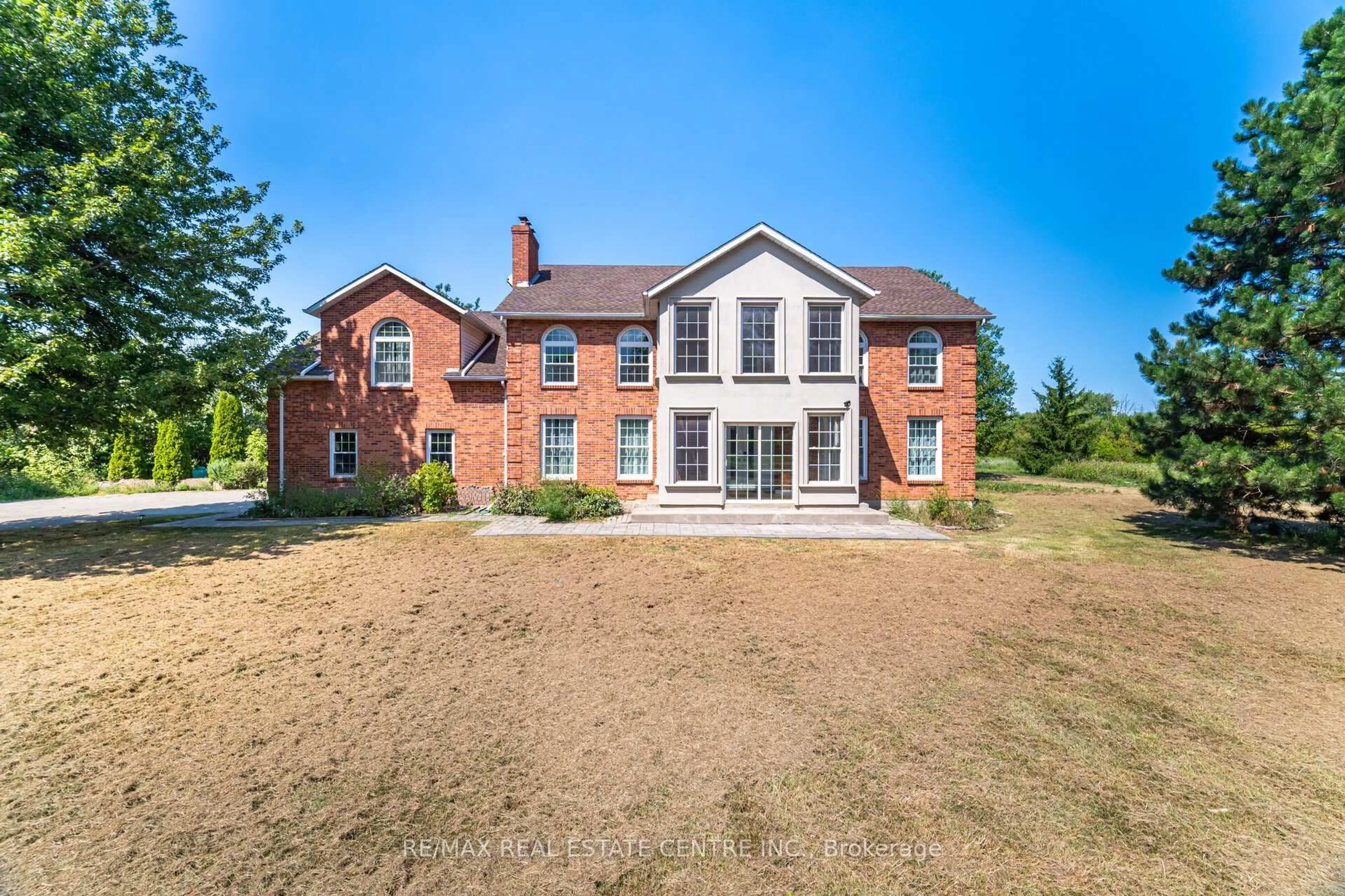 A pic from outside/outdoor area/front of a property/back of a property/a pic from drone, building for 720 Lincoln Ave, Niagara-on-the-Lake Ontario L0S 1S0