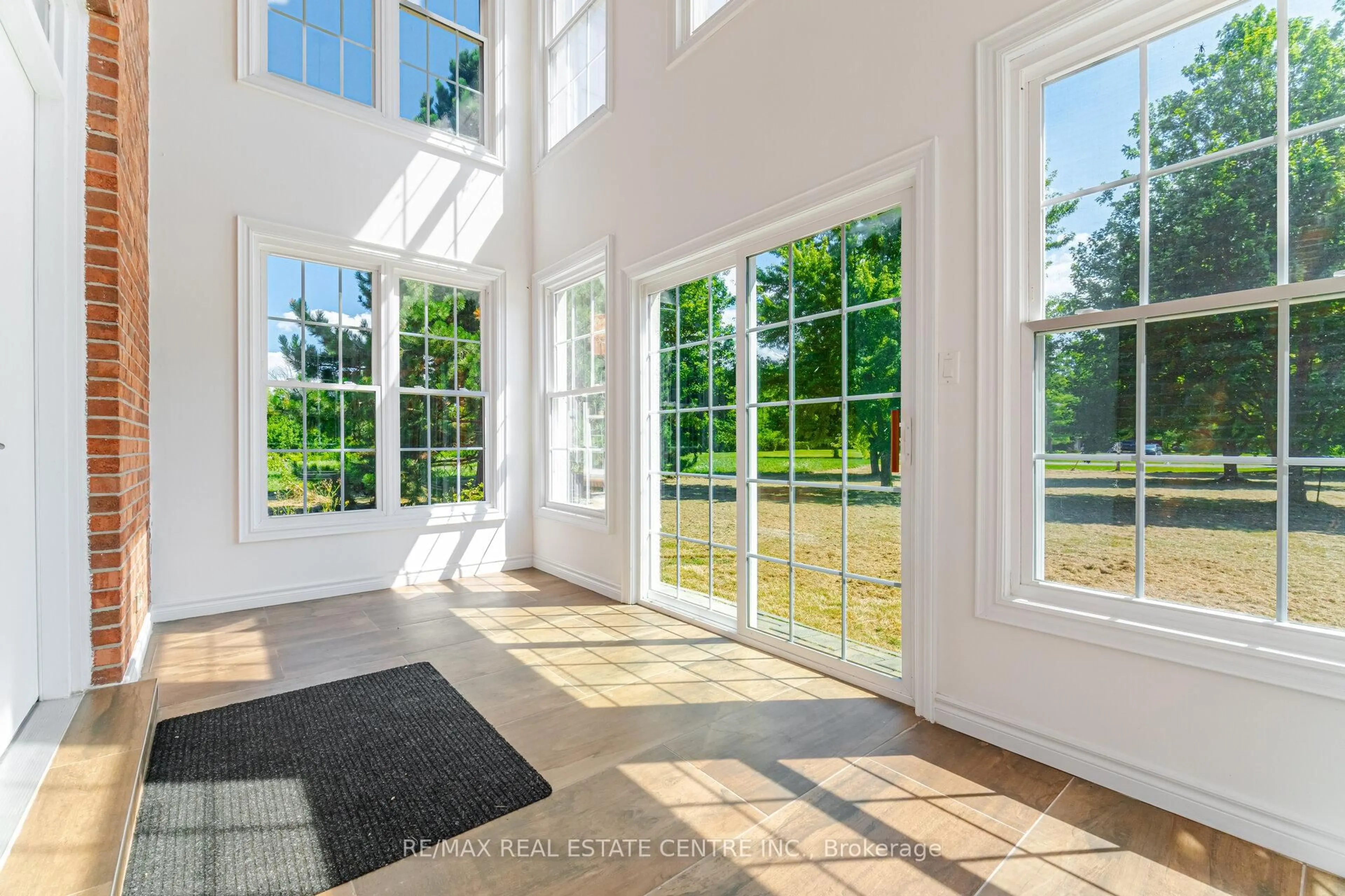 Indoor entryway for 720 Lincoln Ave, Niagara-on-the-Lake Ontario L0S 1S0