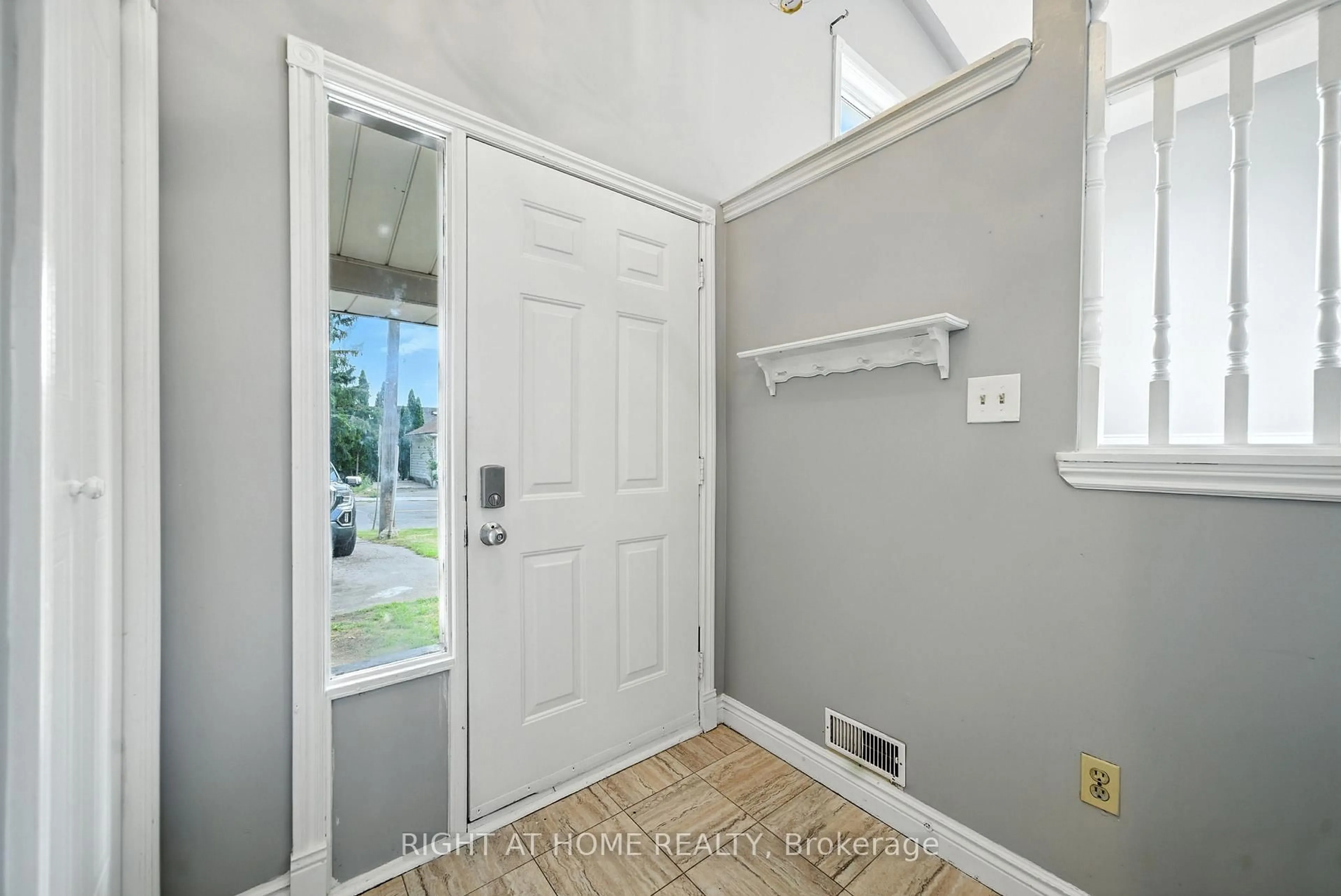 Indoor entryway for 1045 High St, Peterborough Ontario K9J 5R8