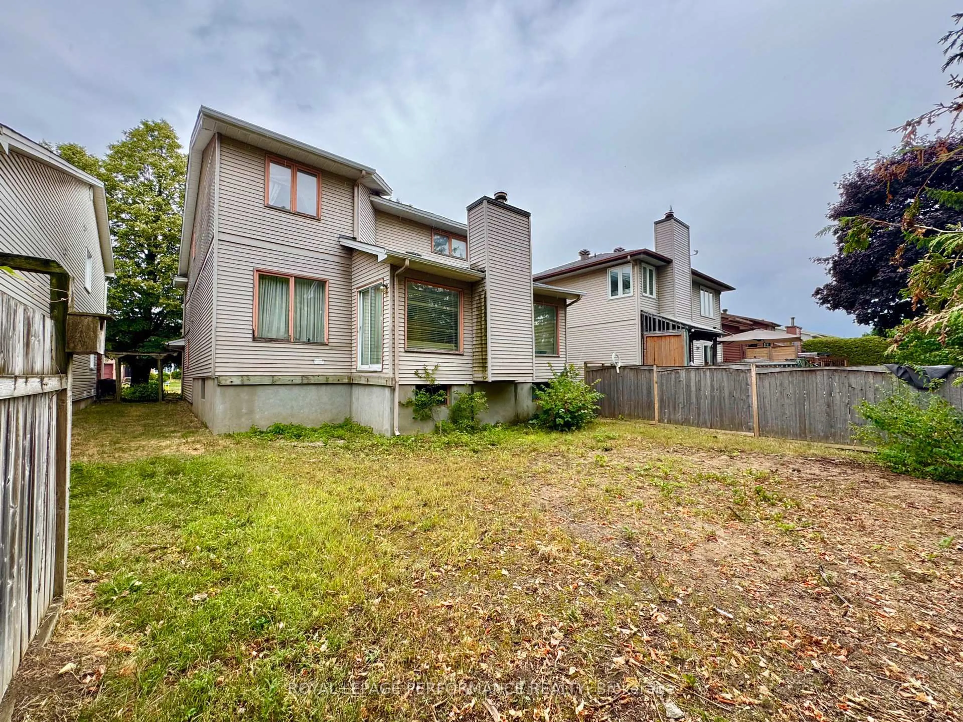 A pic from outside/outdoor area/front of a property/back of a property/a pic from drone, street for 31 Willow Glen Dr, Ottawa Ontario K2M 1K8