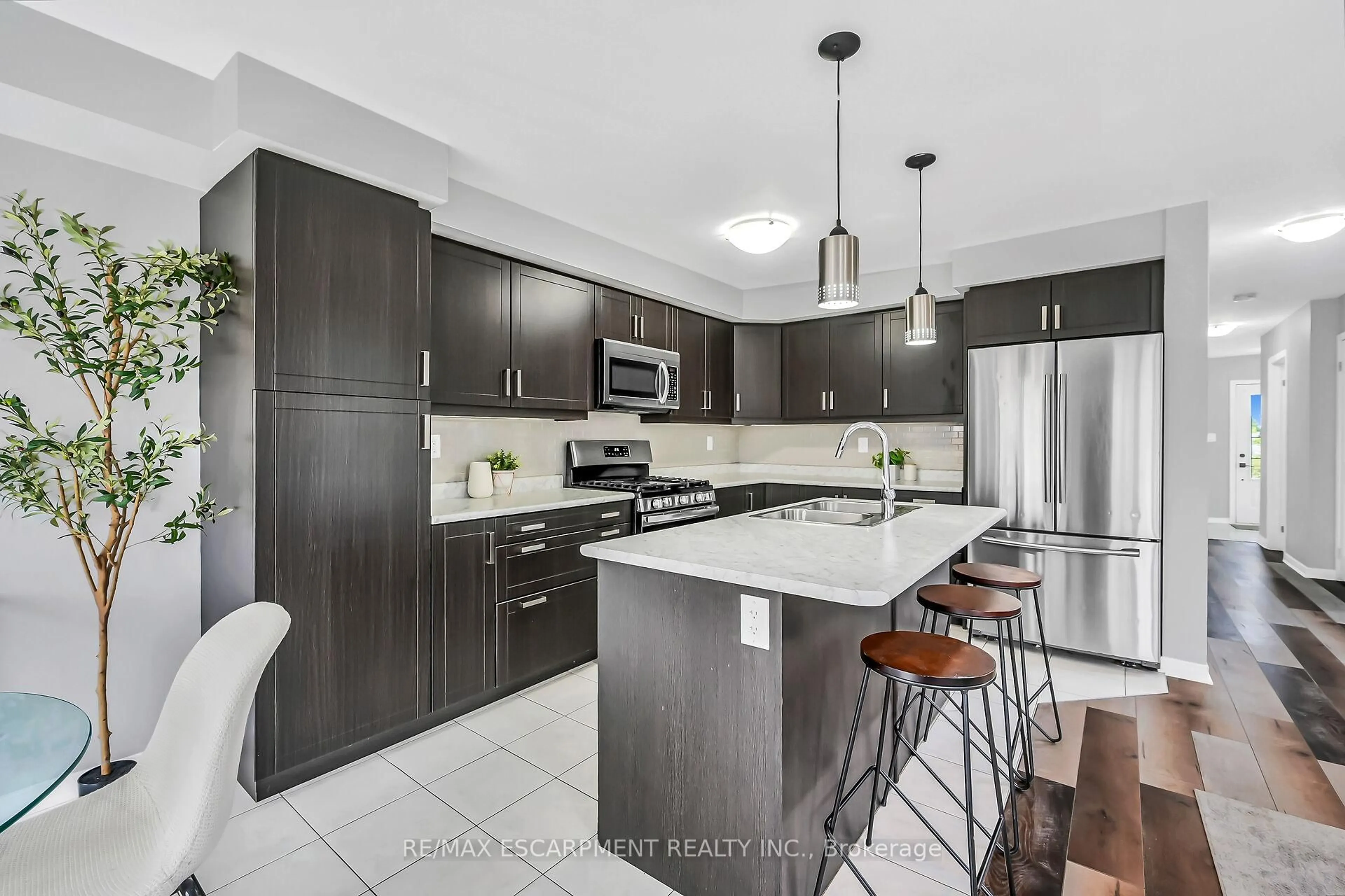 Open concept kitchen, ceramic/tile floor for 143 Thompson Rd, Haldimand Ontario N3W 0C1