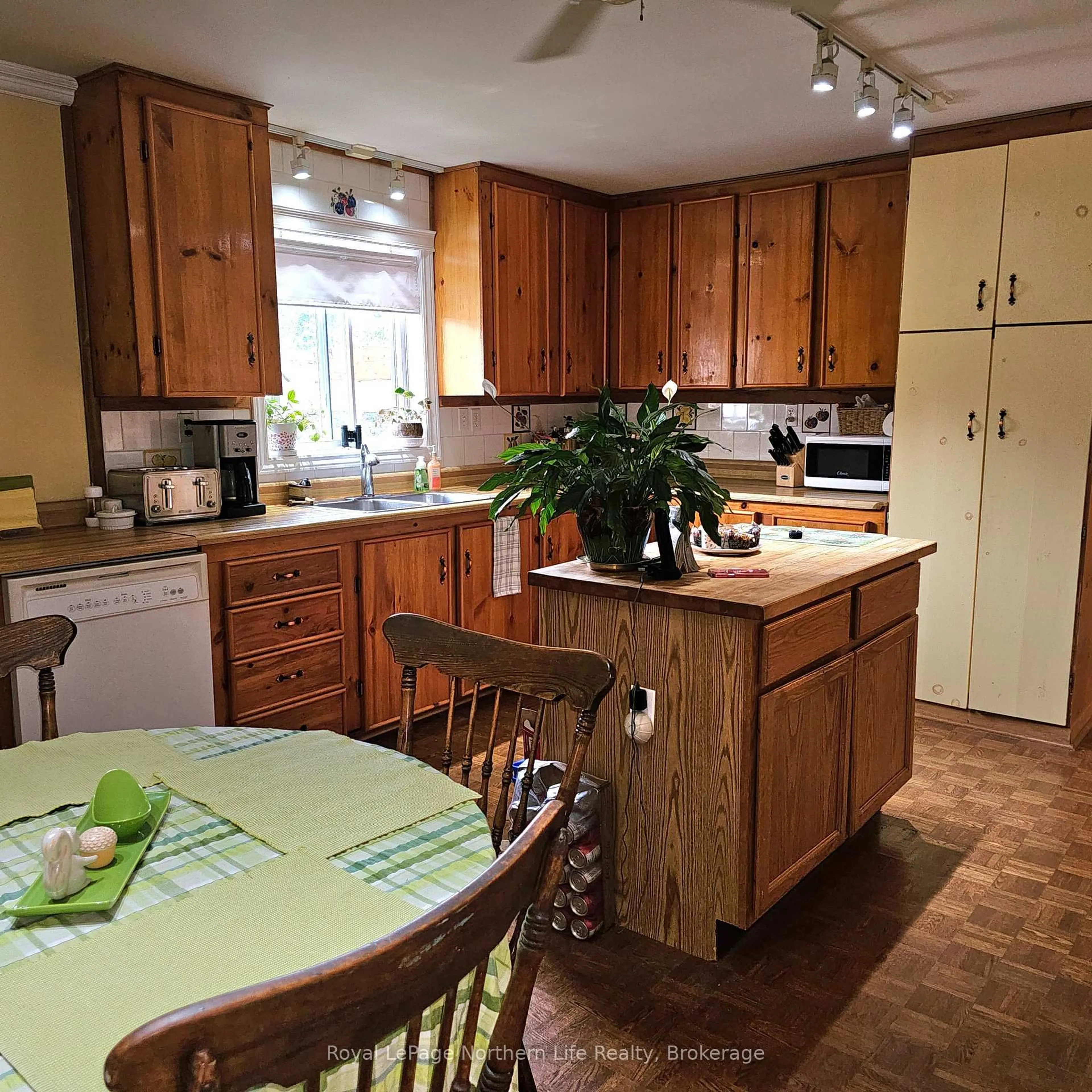 Standard kitchen, unknown for 809 CAMERON Rd, Papineau-Cameron Ontario P0H 1V0