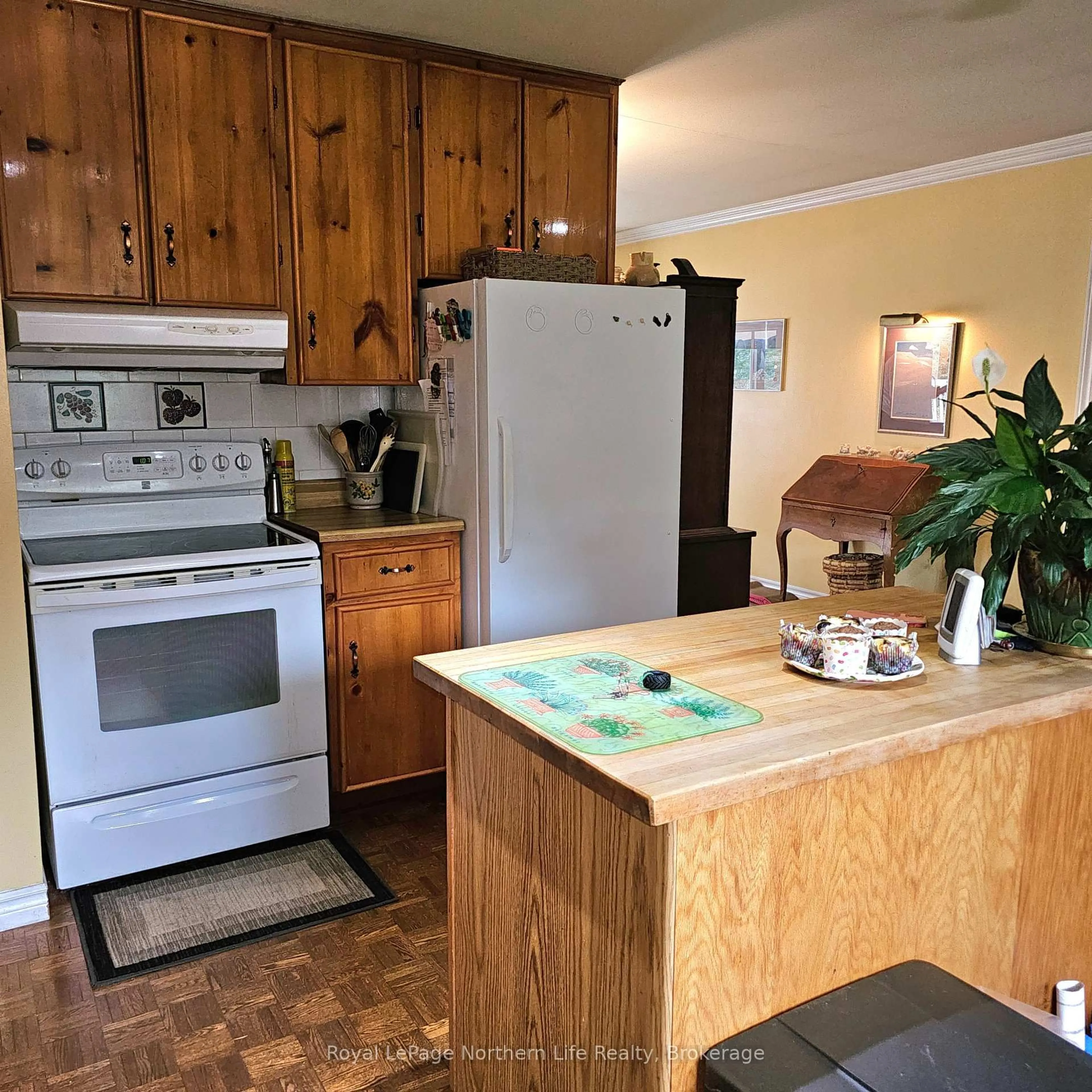 Standard kitchen, unknown for 809 CAMERON Rd, Papineau-Cameron Ontario P0H 1V0